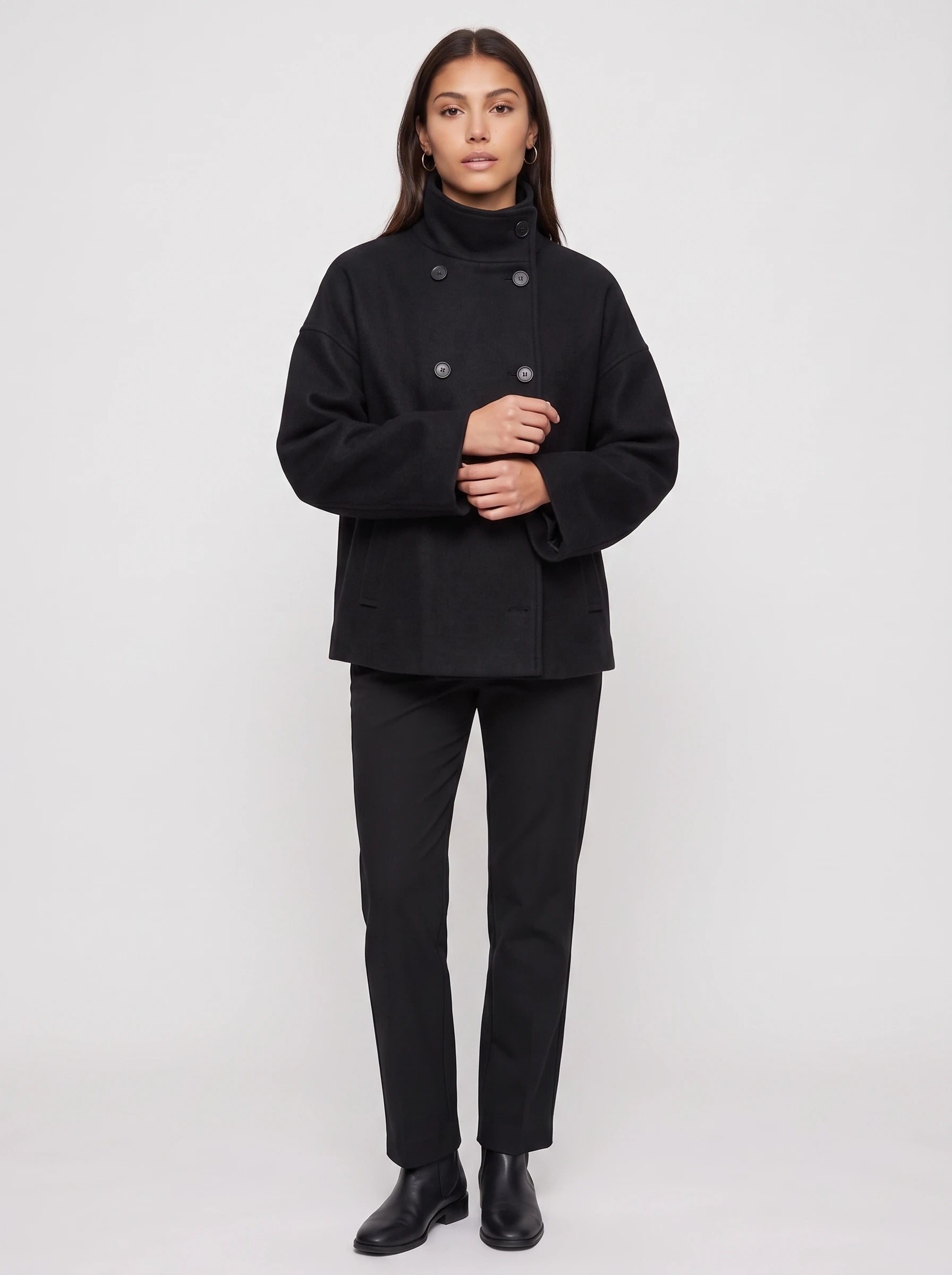 Veste courte en lainage noir à col montant Rosalinde, vue de face en studio