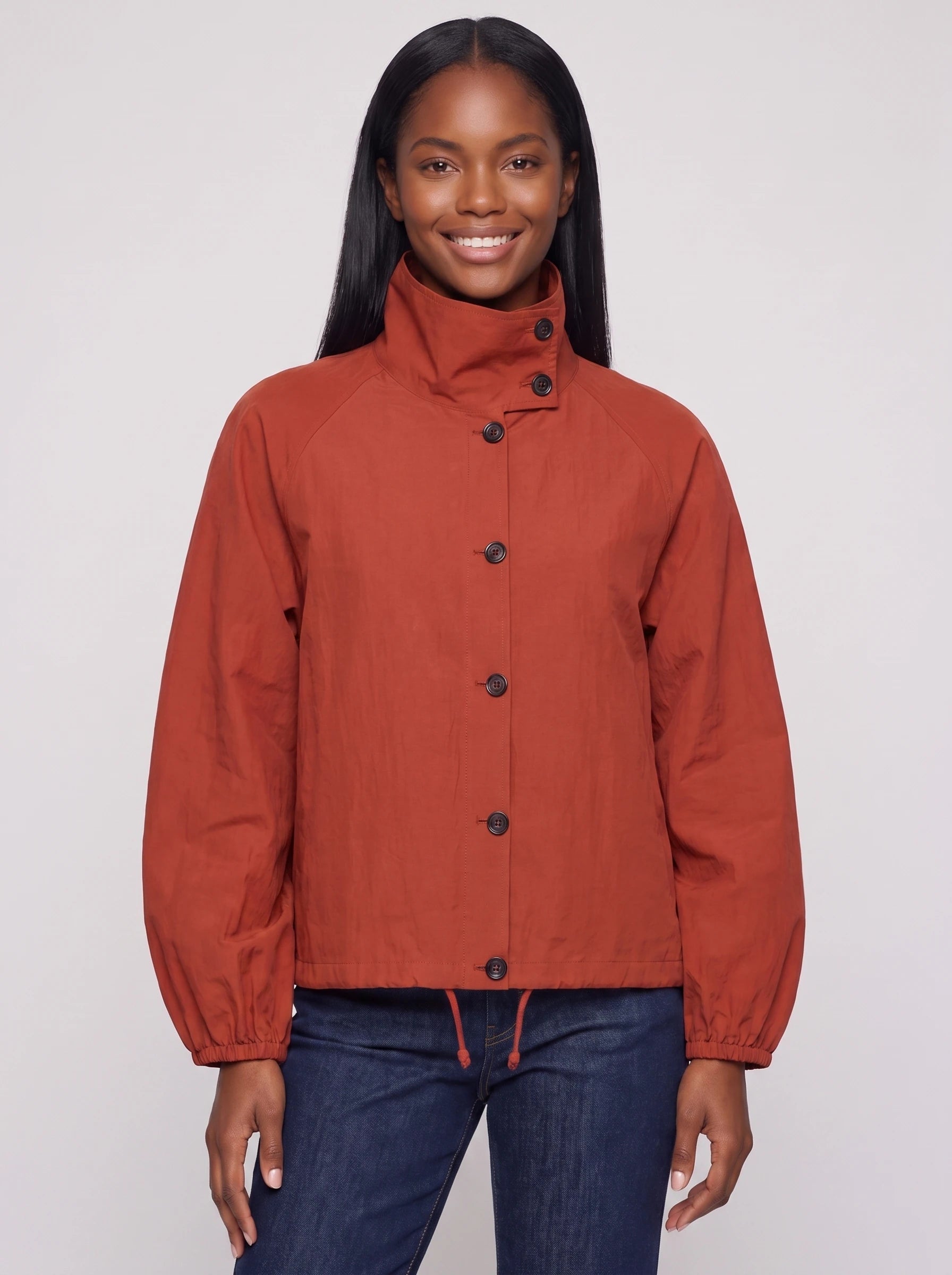 Veste légère à col montant boutonné rouge Euphrasie, plan rapproché en studio