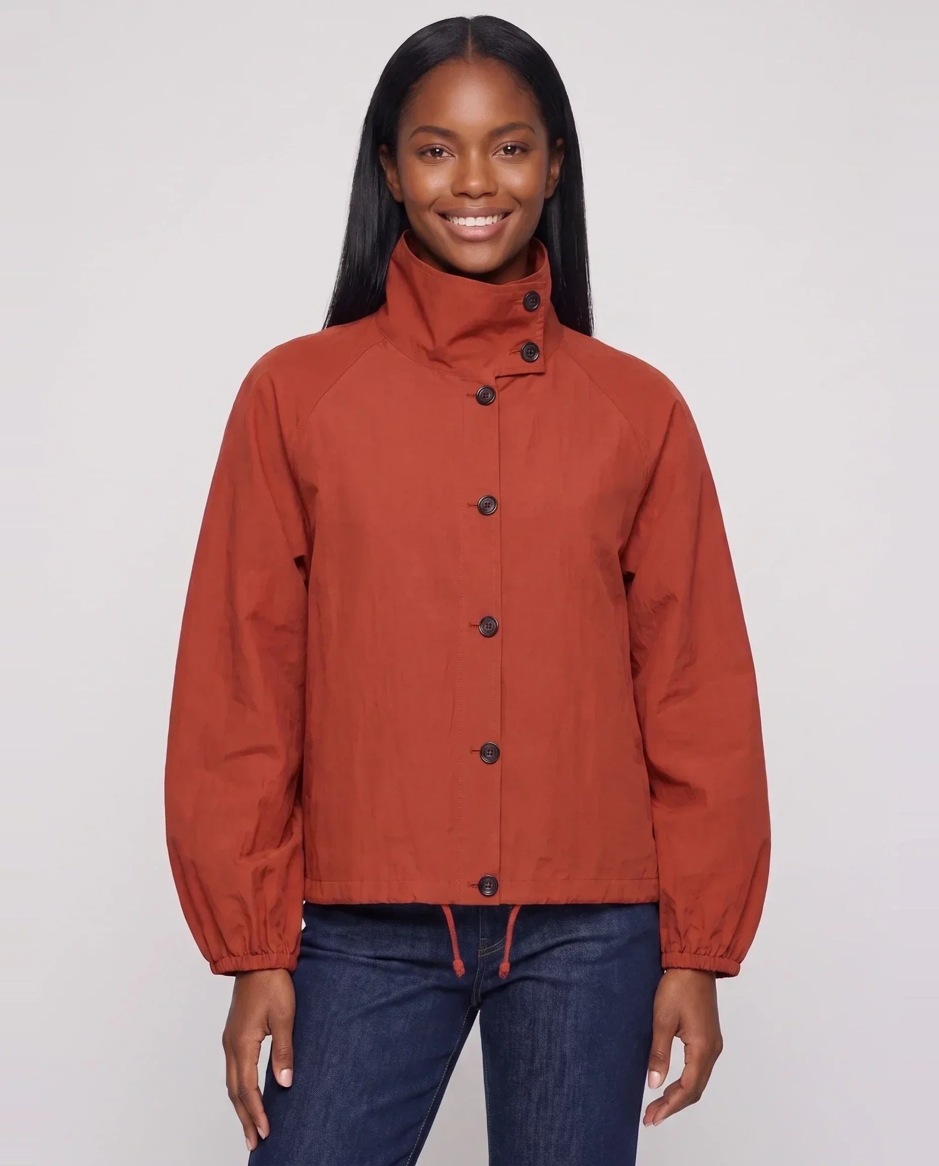 Veste légère à col montant boutonné rouge Euphrasie, plan rapproché en studio