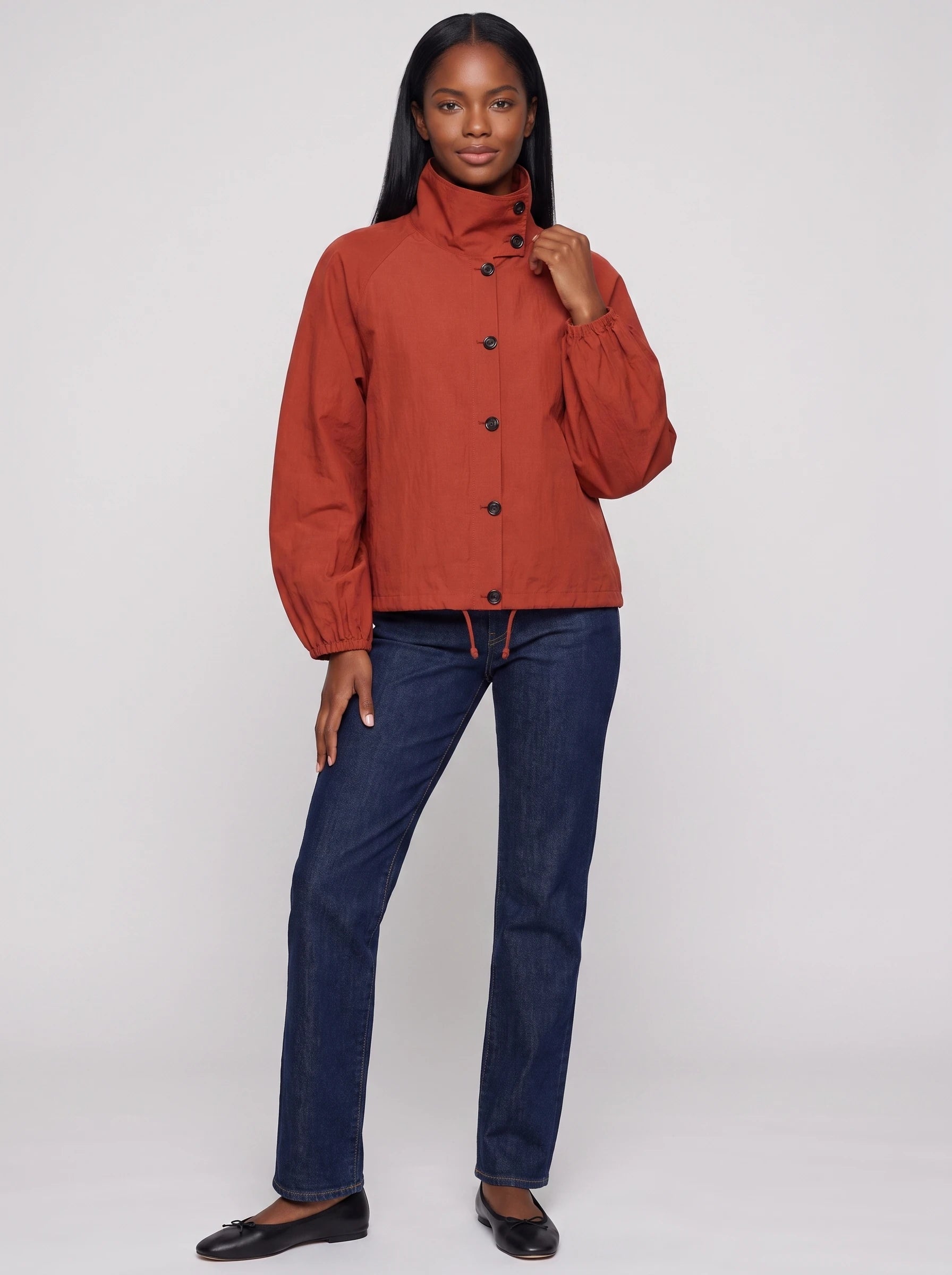 Veste légère à col montant boutonné rouge Euphrasie, vue de face en studio