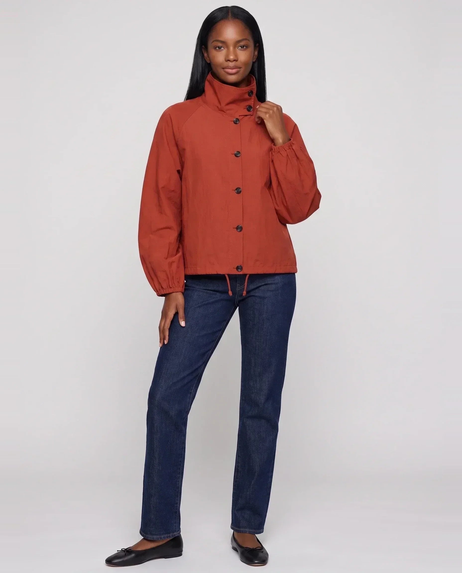 Veste légère à col montant boutonné rouge Euphrasie, vue de face en studio