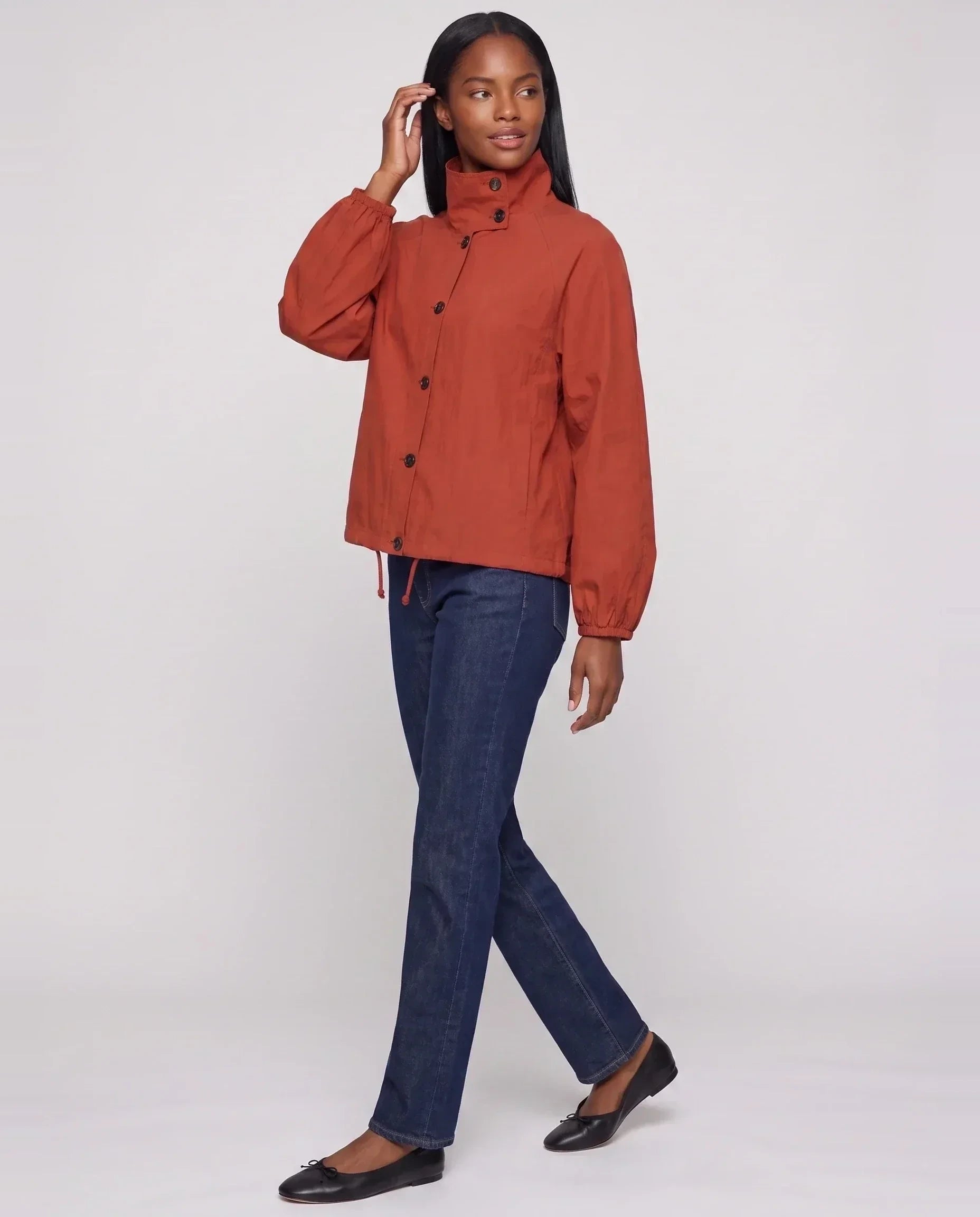 Veste légère à col montant boutonné rouge Euphrasie, vue de trois quarts en studio