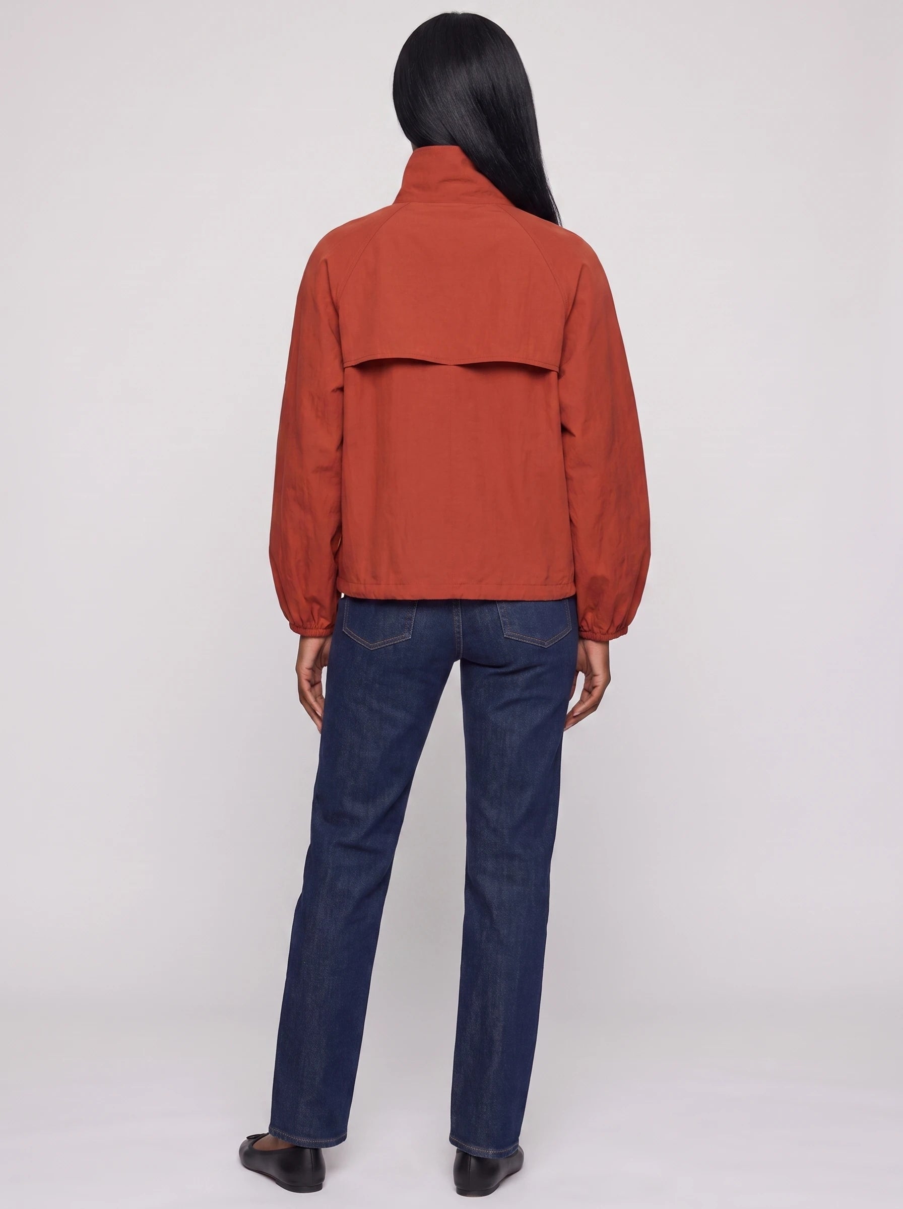 Veste légère à col montant boutonné rouge Euphrasie, vue de dos en studio