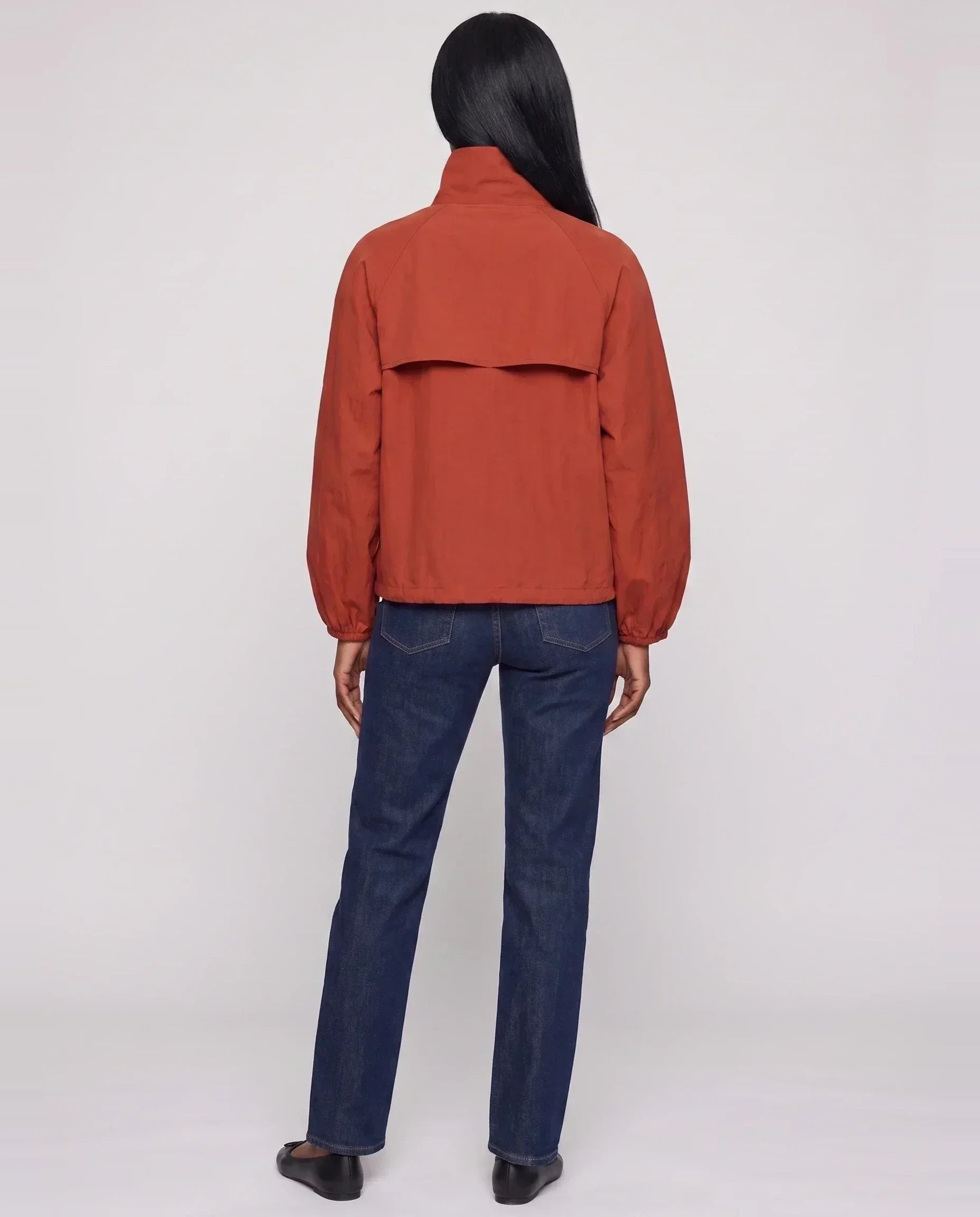 Veste légère à col montant boutonné rouge Euphrasie, vue de dos en studio