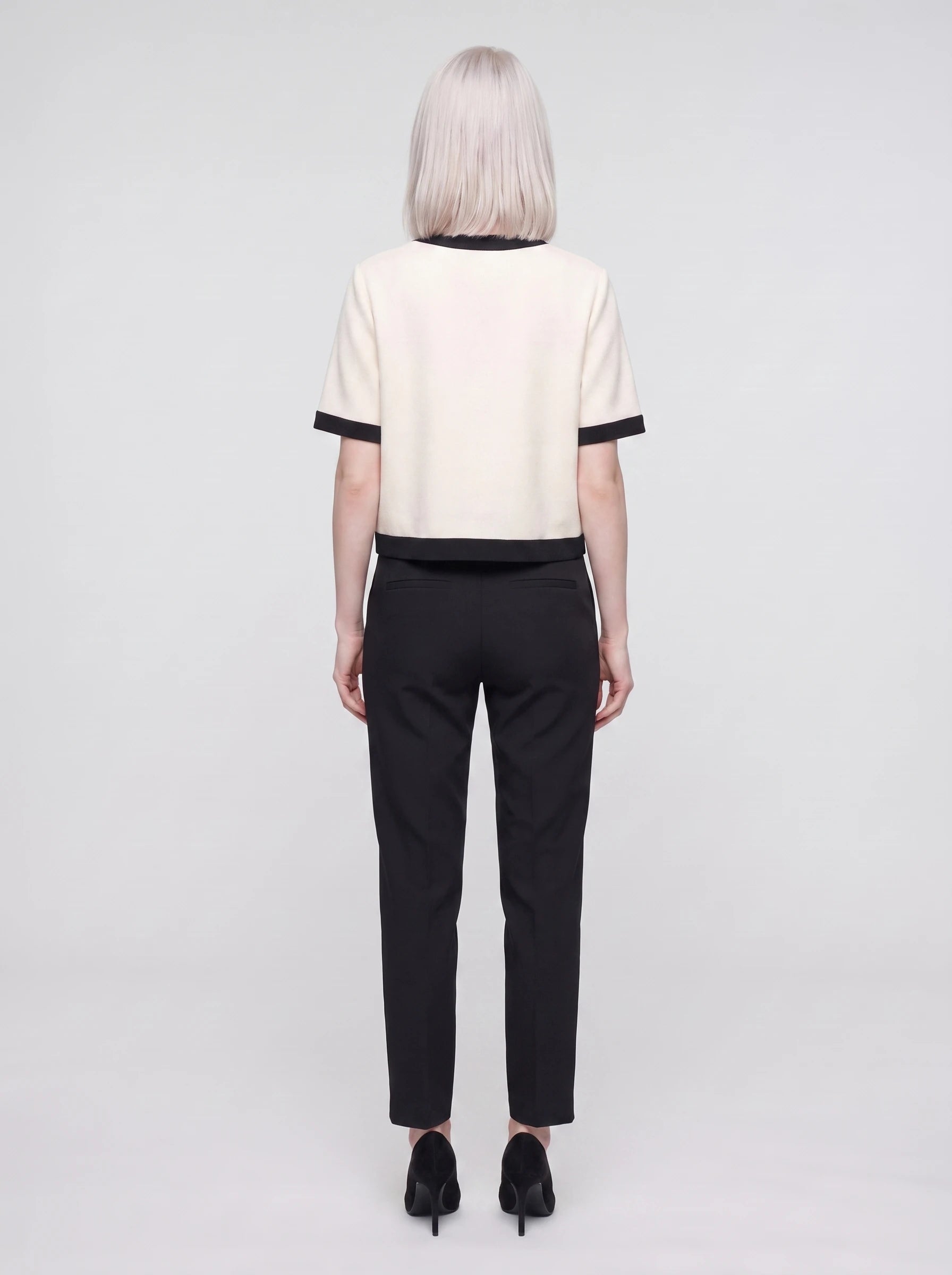 Veste courte à liserés contrastés écru Réjane, vue de dos en studio