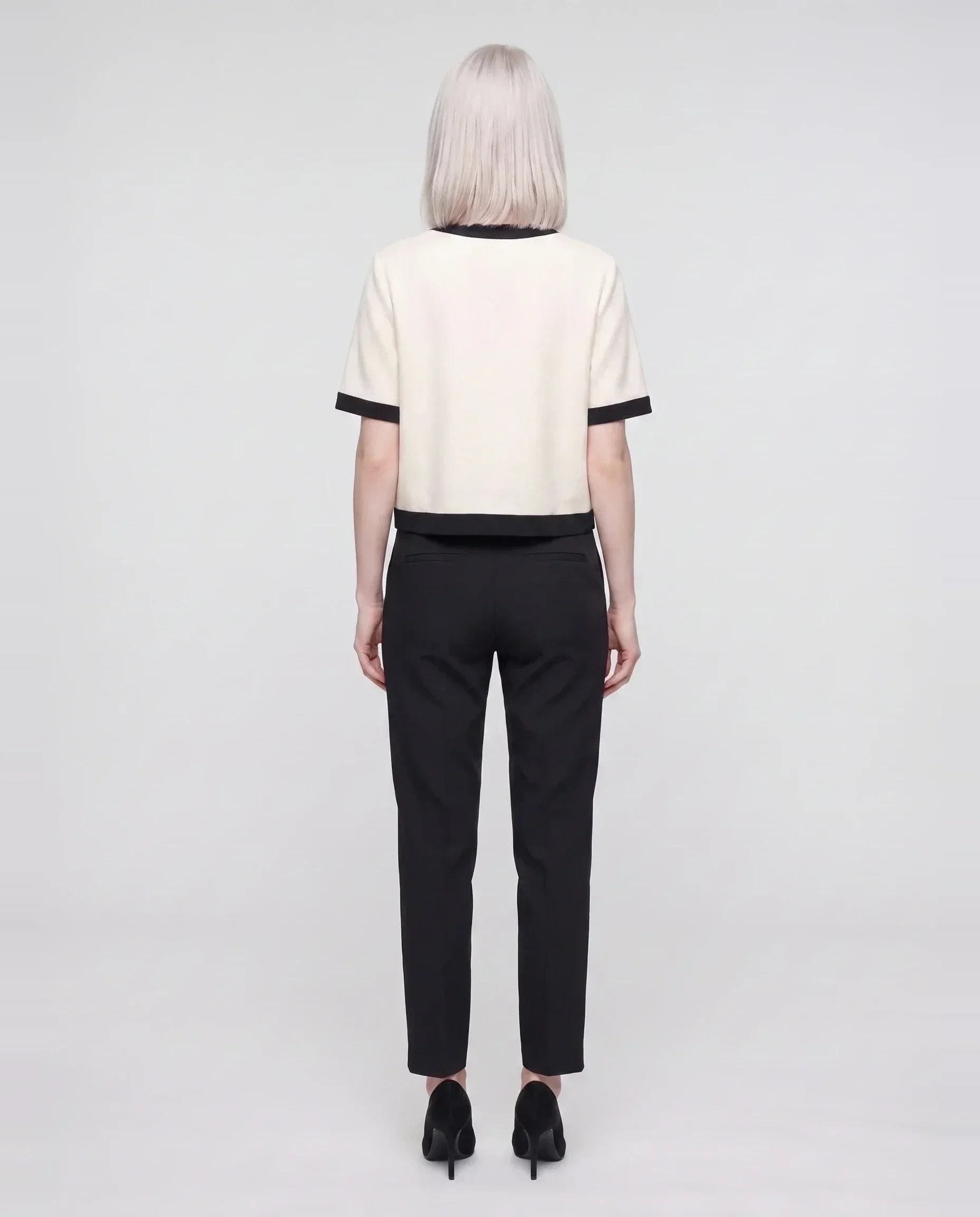 Veste courte à liserés contrastés écru Réjane, vue de dos en studio
