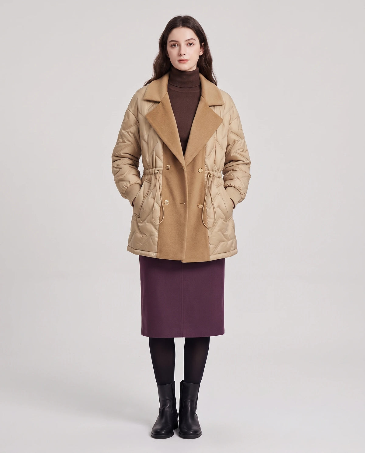 Veste matelassée mi-longue à grand col tailleur Géraldine en Beige Sable, vue de face en pied, mains dans les poches