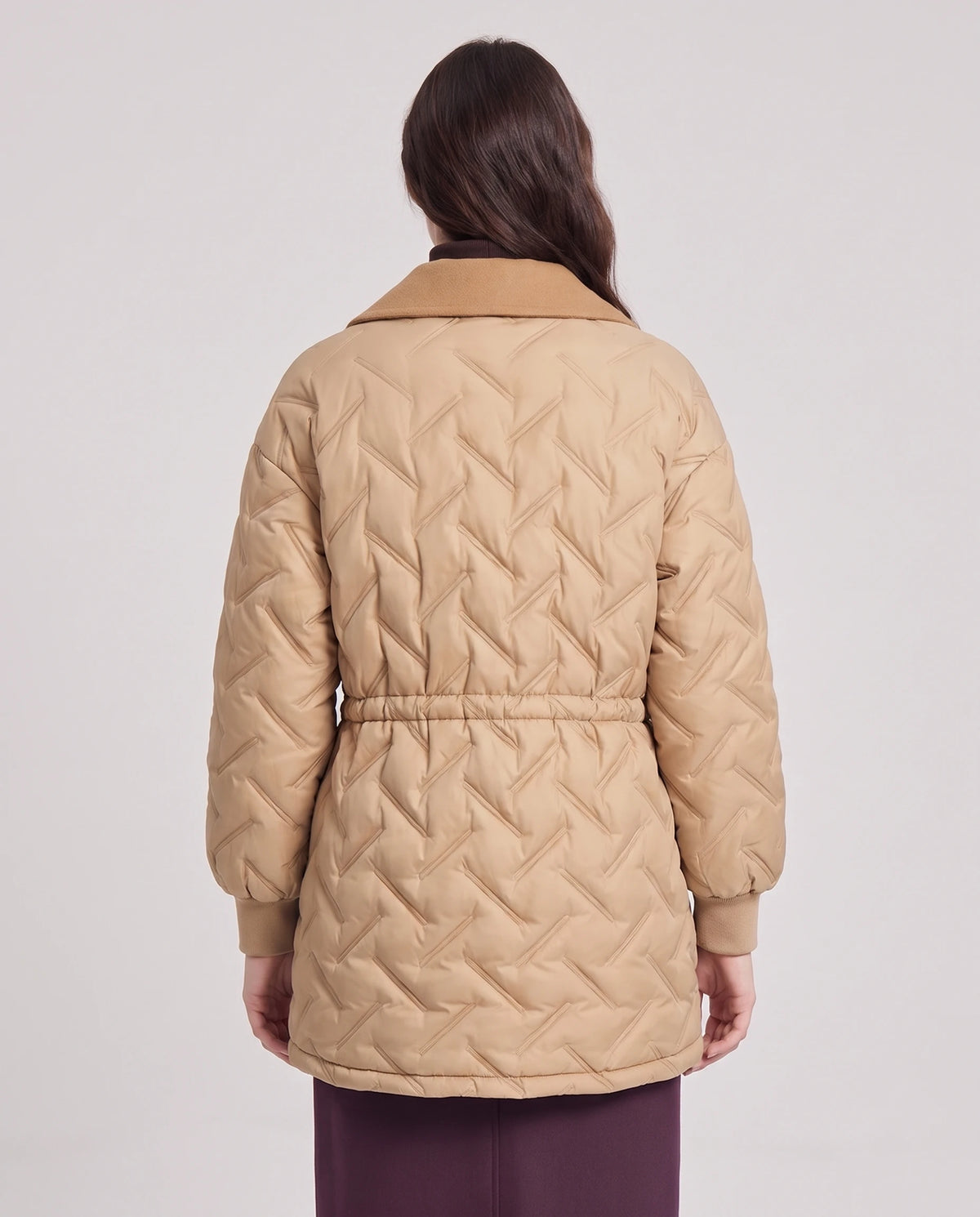 Veste matelassée mi-longue à grand col tailleur Géraldine en Beige Sable, vue de dos, matelassage en chevrons