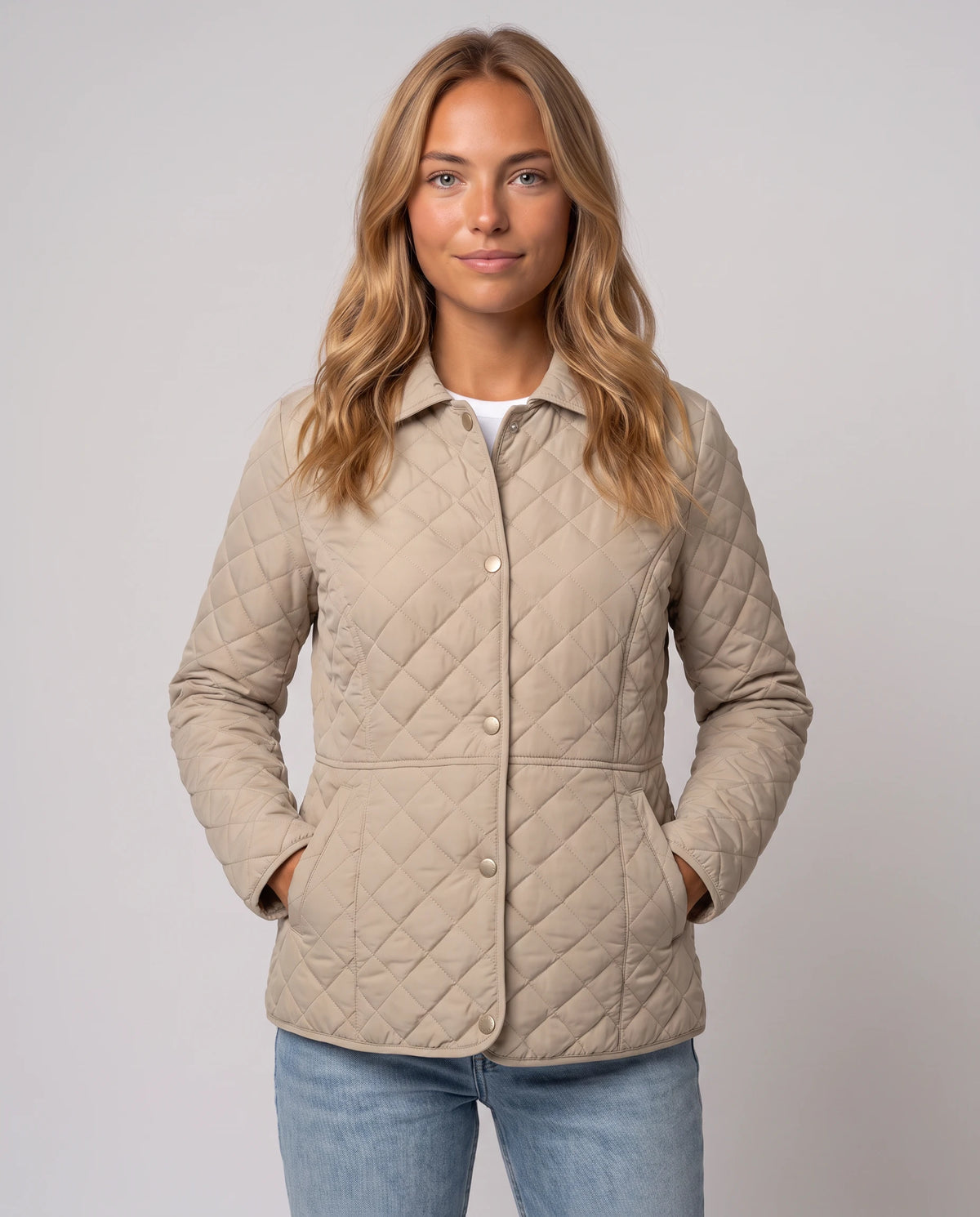 Veste matelassée à col chemise Ayla en Beige, plan rapproché de face, boutonnée