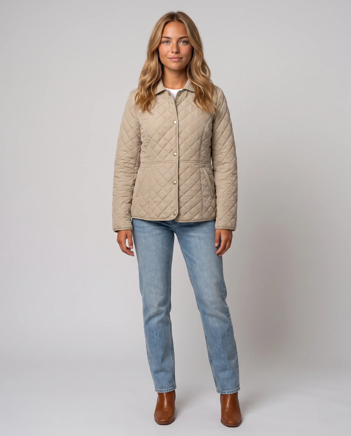 Veste matelassée à col chemise Ayla en Beige, vue de face en pied, boutonnée