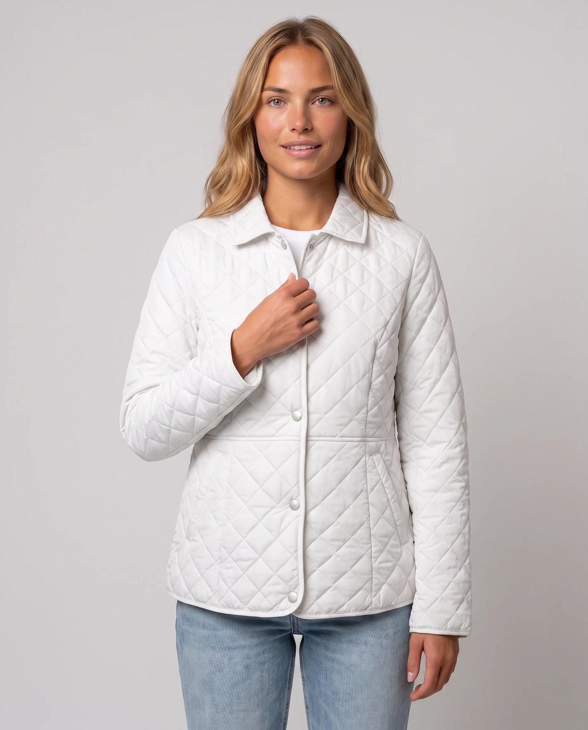 Veste matelassée à col chemise Ayla en Blanc, plan rapproché de face, boutonnée