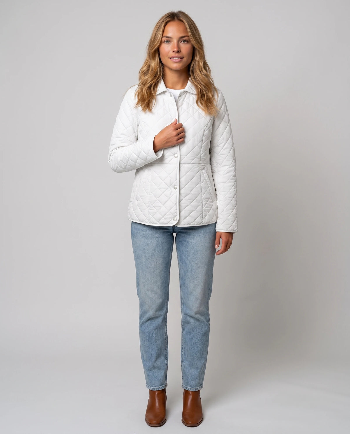 Veste matelassée à col chemise Ayla en Blanc, vue de face en pied, boutonnée