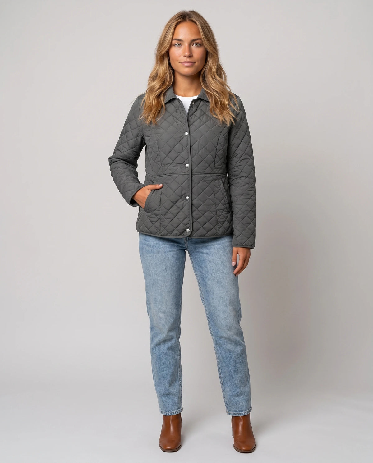 Veste matelassée à col chemise Ayla en Gris Anthracite, vue de face en pied, boutonnée