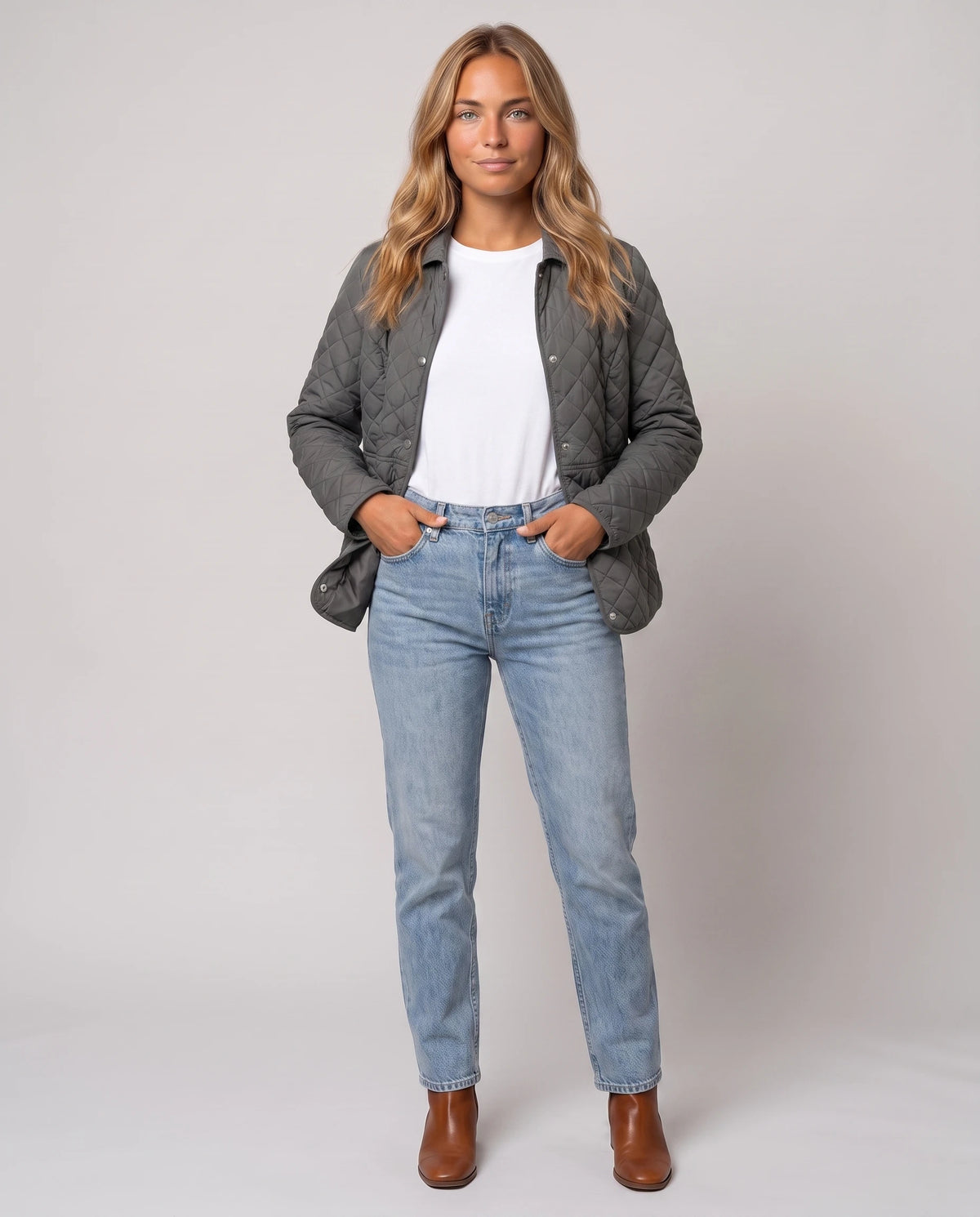 Veste matelassée à col chemise Ayla en Gris Anthracite, portée ouverte sur un t-shirt blanc