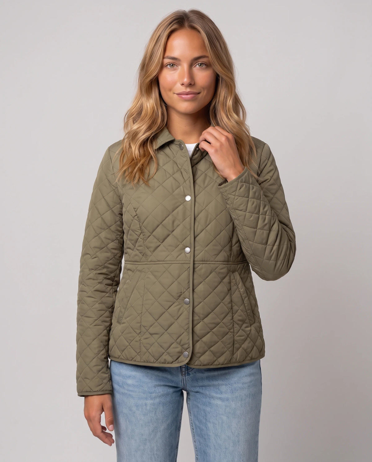 Veste matelassée à col chemise Ayla en Kaki, plan rapproché de face, boutonnée