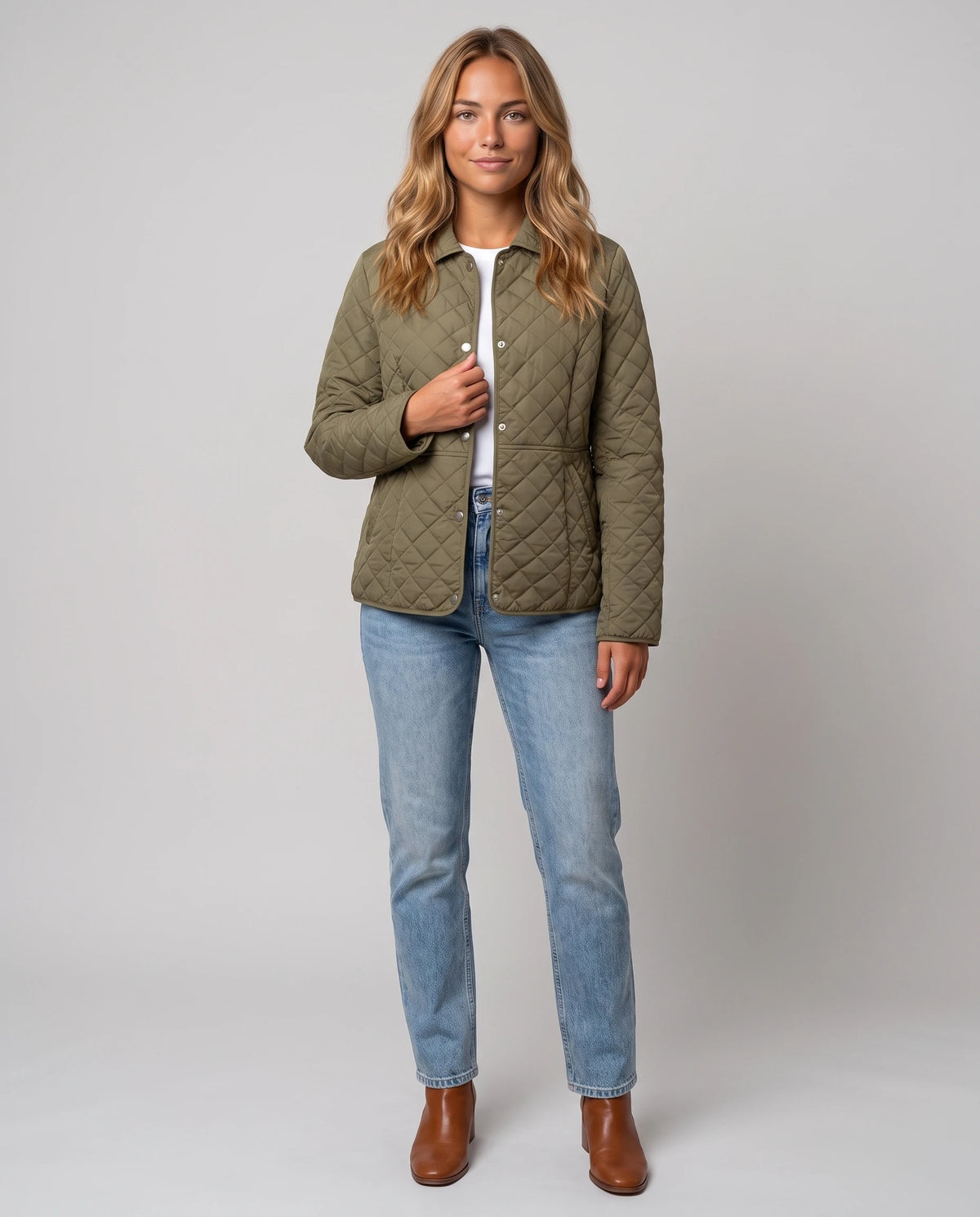 Veste matelassée à col chemise Ayla en Kaki, vue de face en pied, boutonnée
