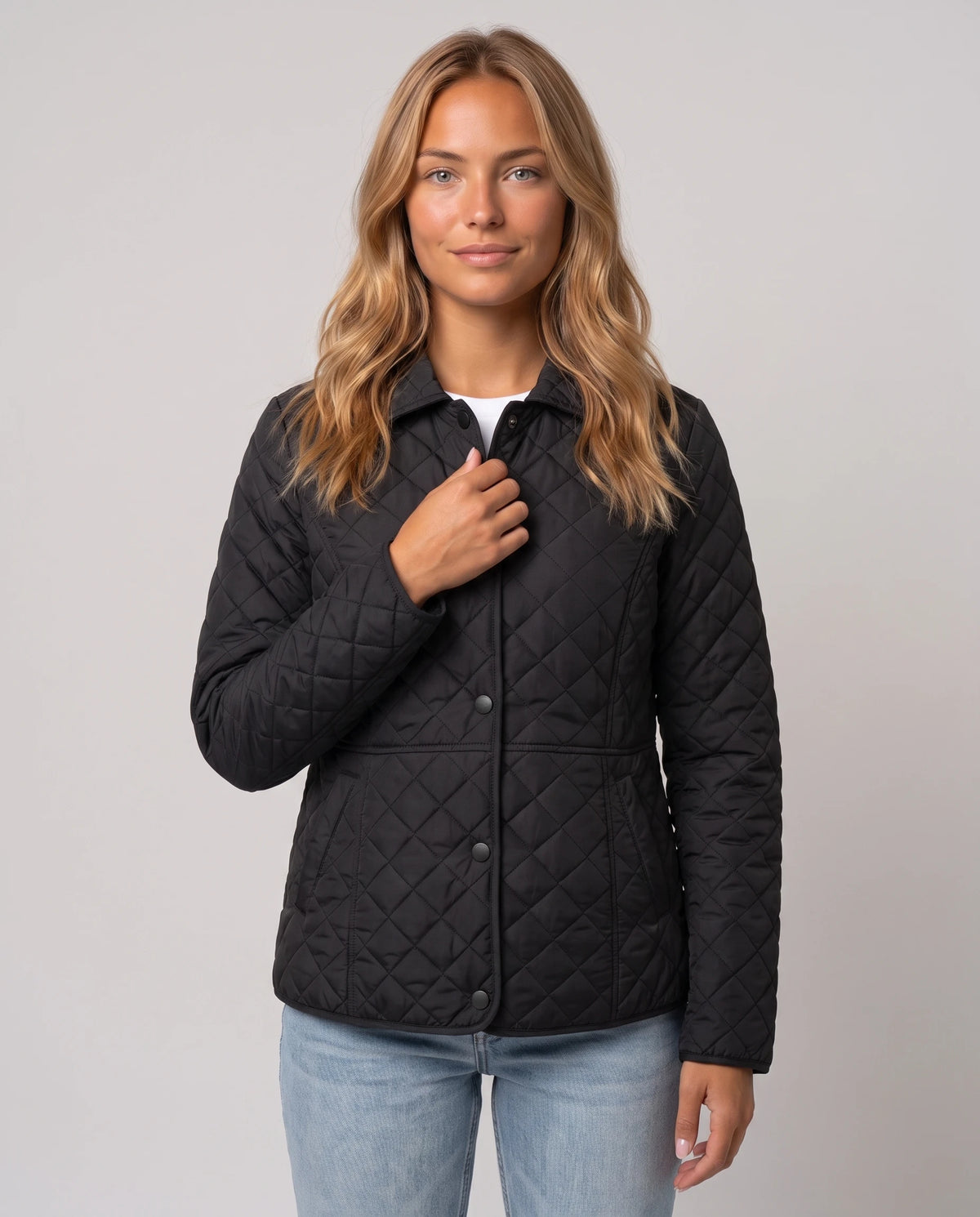 Steppjacke mit Hemdkragen Ayla in Schwarz, Nahaufnahme von vorn, geknöpft