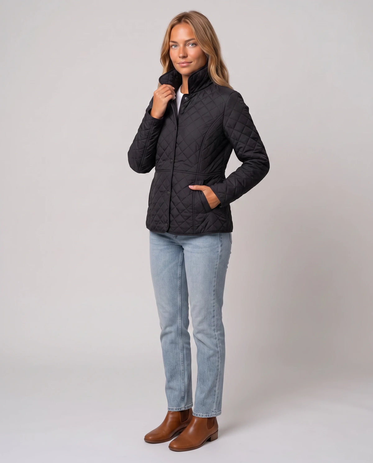 Veste matelassée à col chemise Ayla en Noir, vue de trois quarts, col chemise relevé