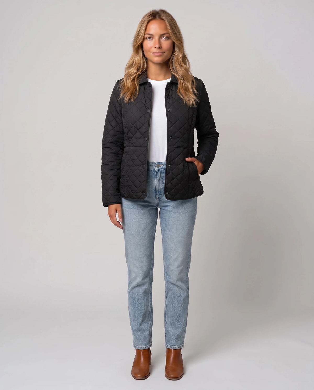 Veste matelassée à col chemise Ayla en Noir, portée ouverte sur un t-shirt blanc