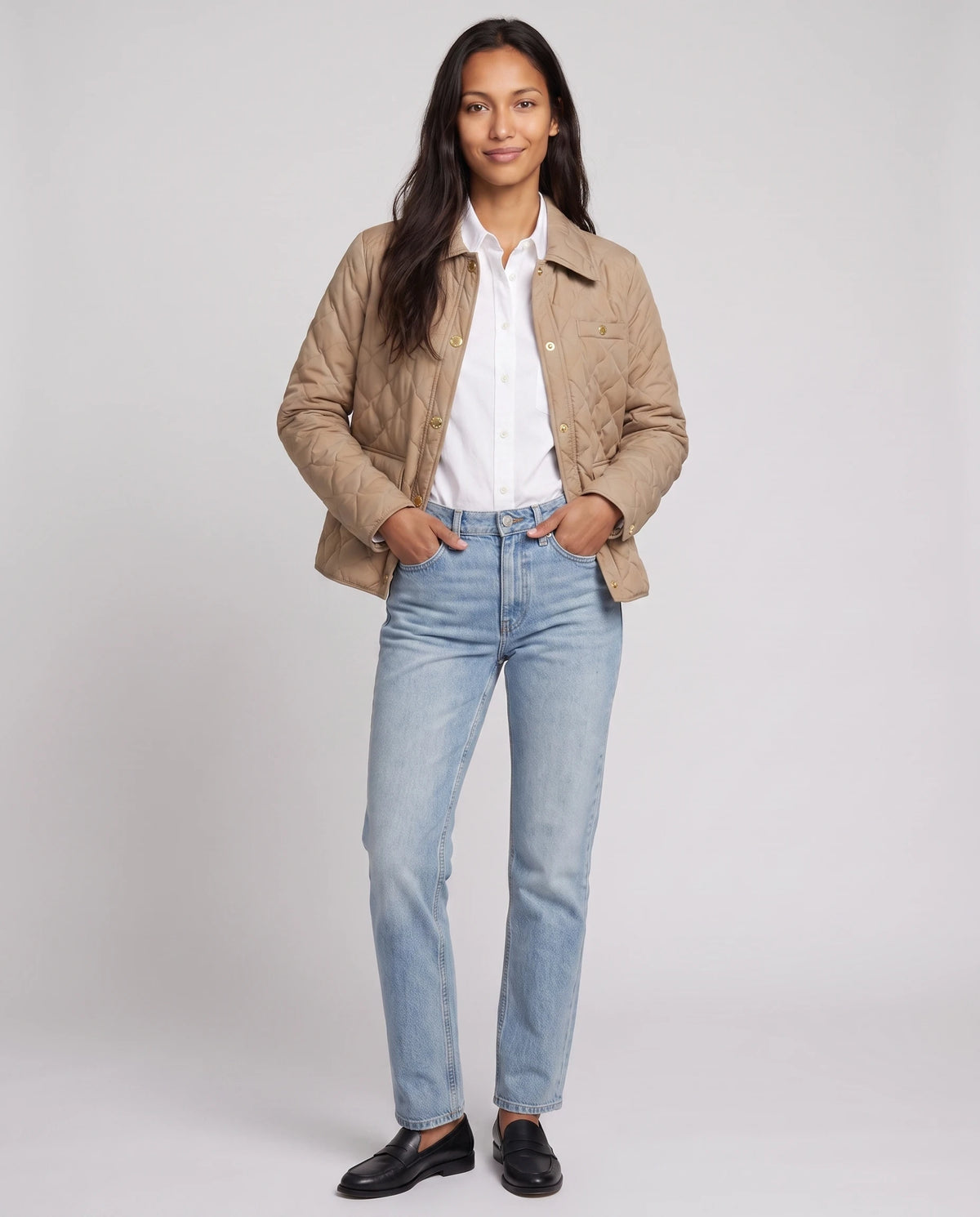 Veste matelassée à col chemise et pressions dorées Mélodie en Beige, portée ouverte sur une chemise blanche