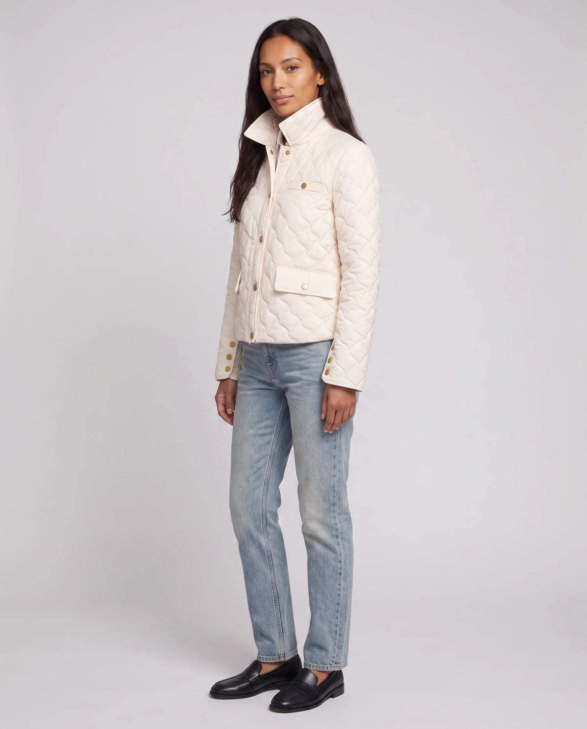 Veste matelassée à col chemise et pressions dorées Mélodie en Écru, vue de trois quarts, col chemise relevé