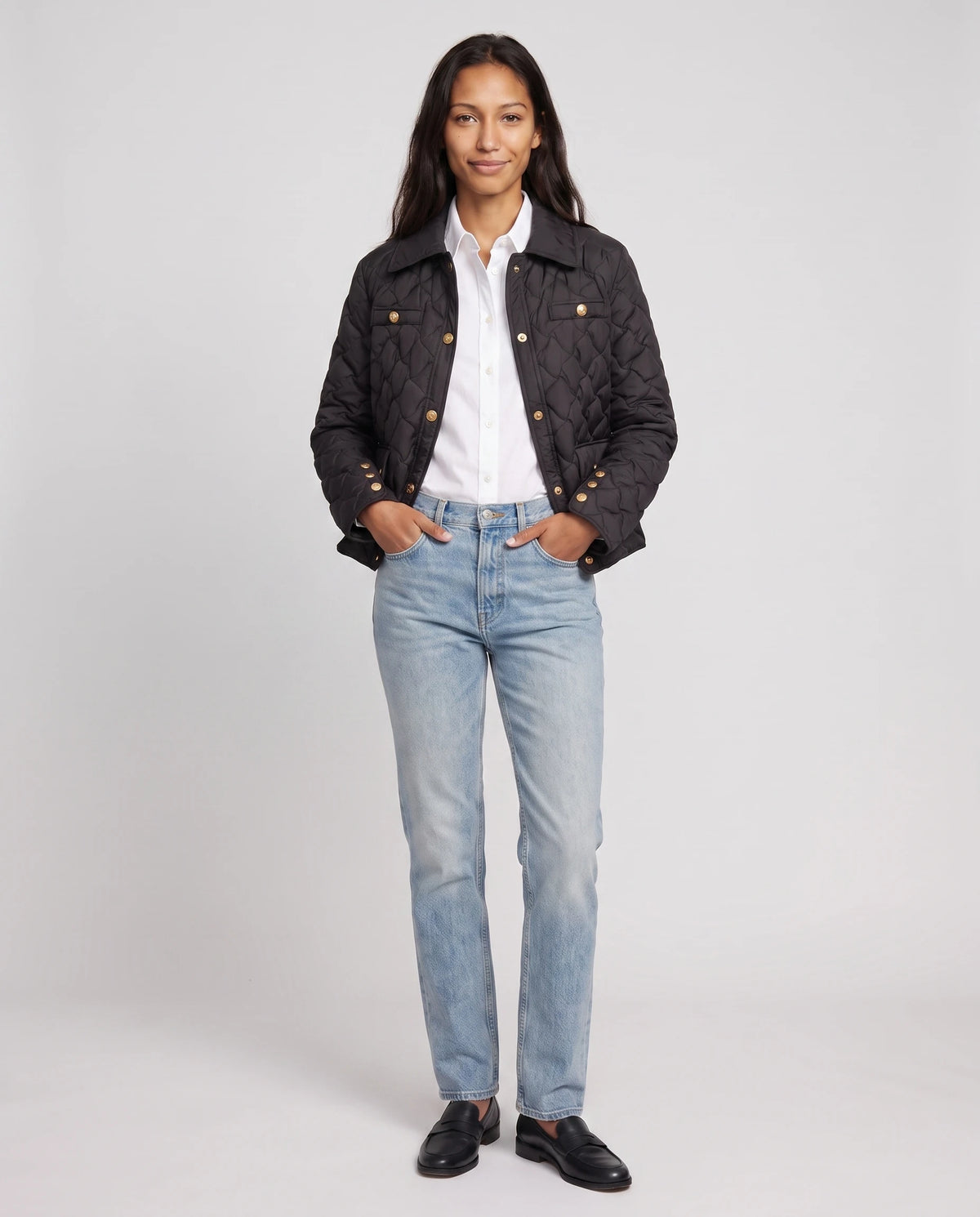 Veste matelassée à col chemise et pressions dorées Mélodie en Noir, portée ouverte sur une chemise blanche