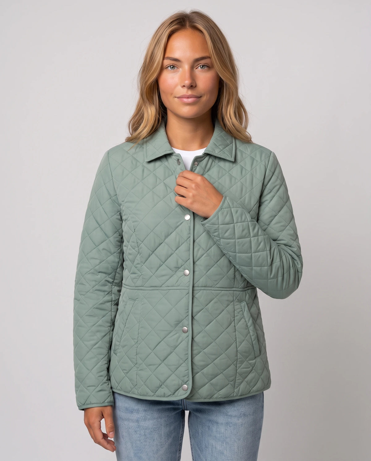 Veste matelassée à col chemise Ayla en Vert Sauge, plan rapproché de face, boutonnée
