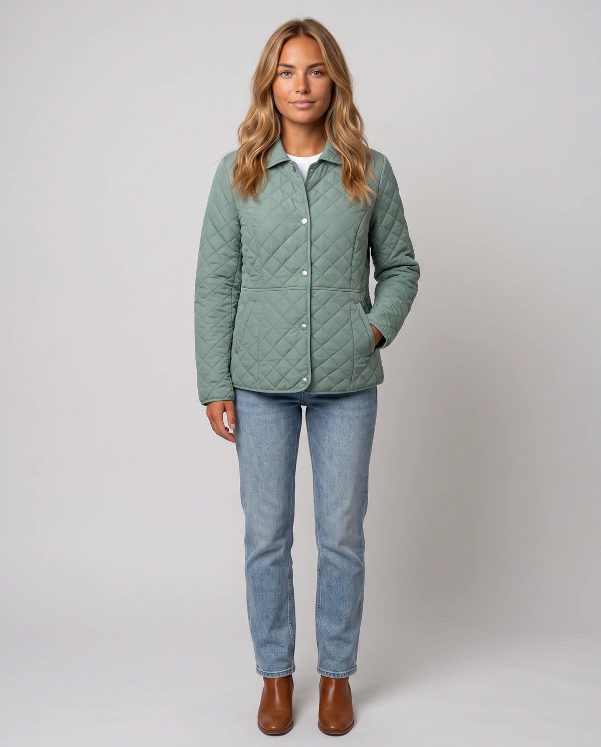 Veste matelassée à col chemise Ayla en Vert Sauge, vue de face en pied, boutonnée