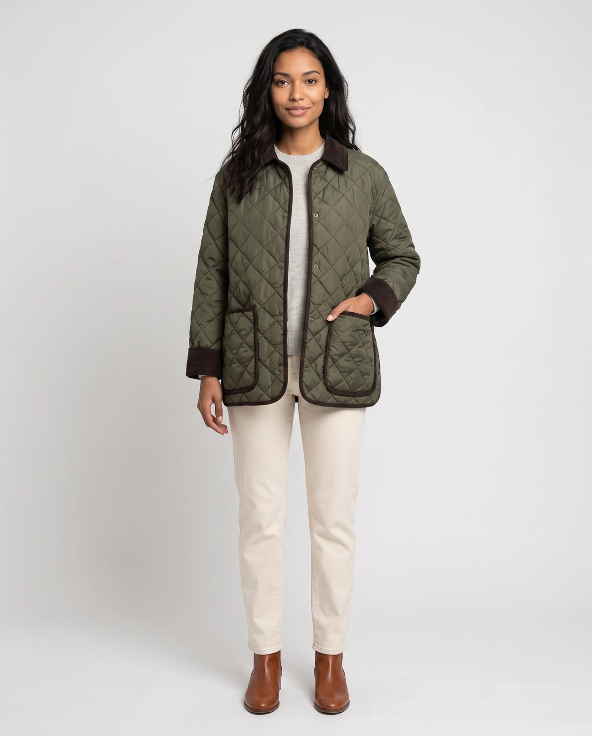 Veste matelassée à col velours côtelé Talia en Vert Olive, vue de face en pied, boutonnée