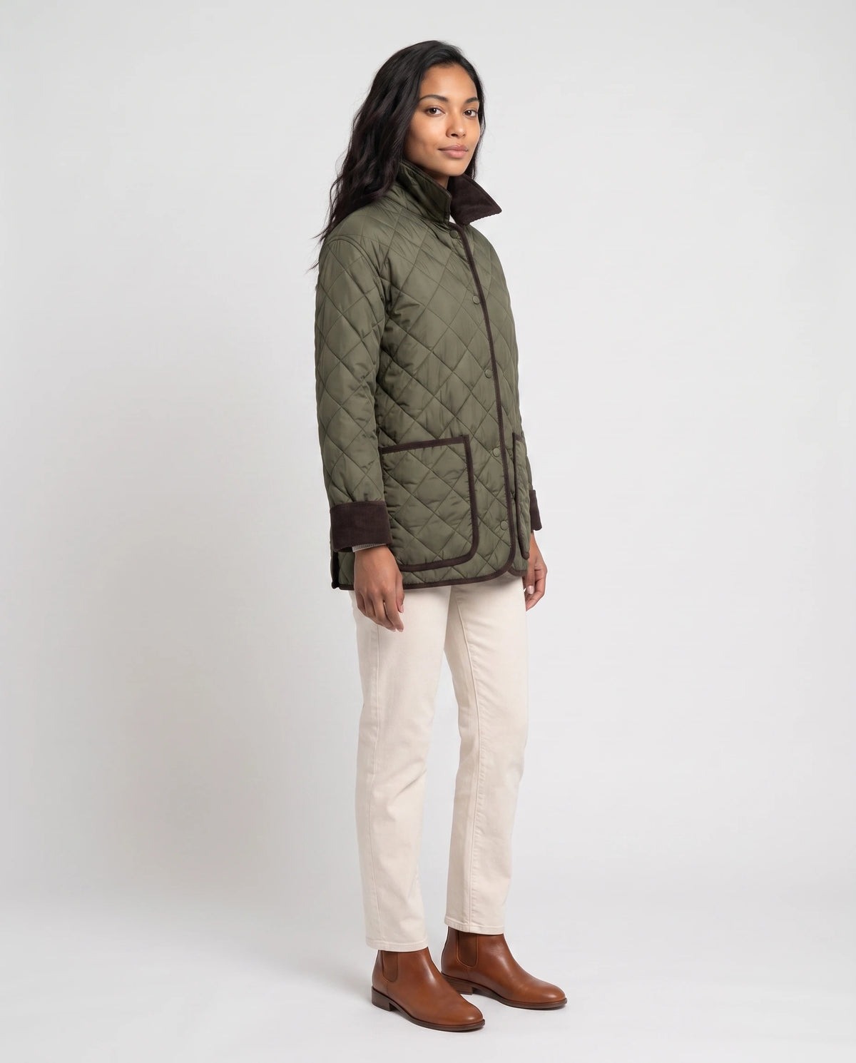 Veste matelassée à col velours côtelé Talia en Vert Olive, vue de trois quarts, col velours relevé