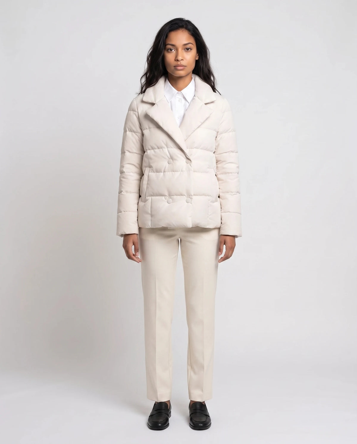 Veste matelassée courte col tailleur Agnès en Écru, vue de face en pied, double boutonnage fermé