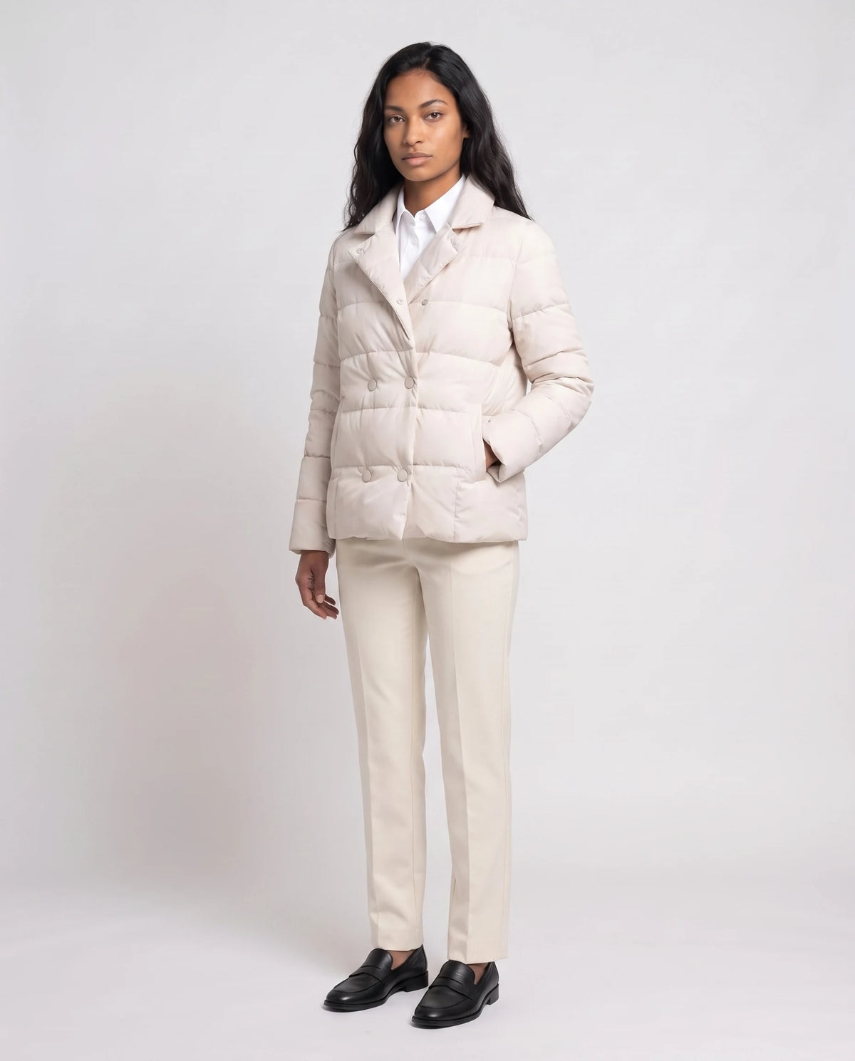Veste matelassée courte col tailleur Agnès en Écru, vue de trois quarts, col relevé
