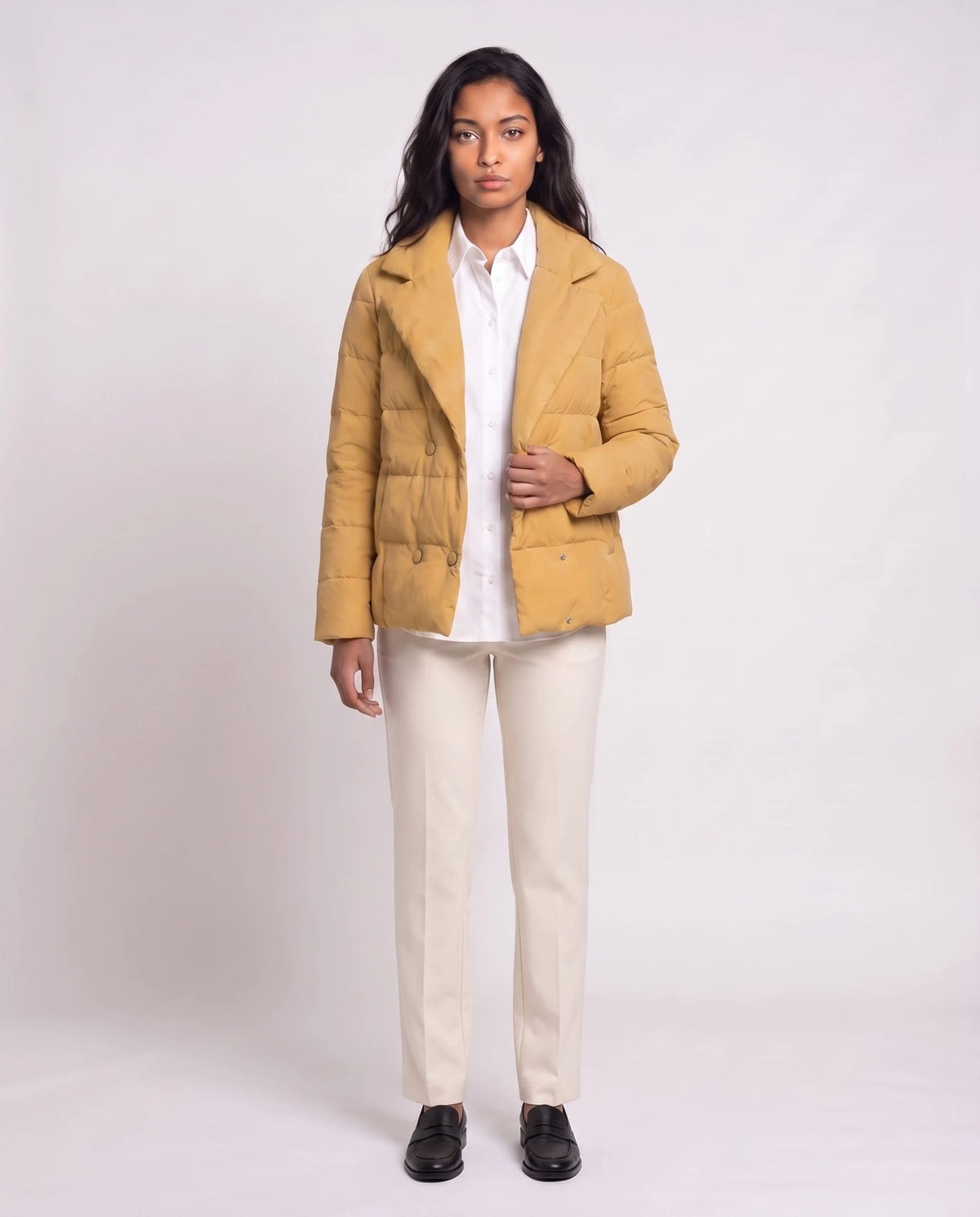 Veste matelassée courte col tailleur Agnès en Moutarde, portée ouverte sur une chemise blanche, doublure visible