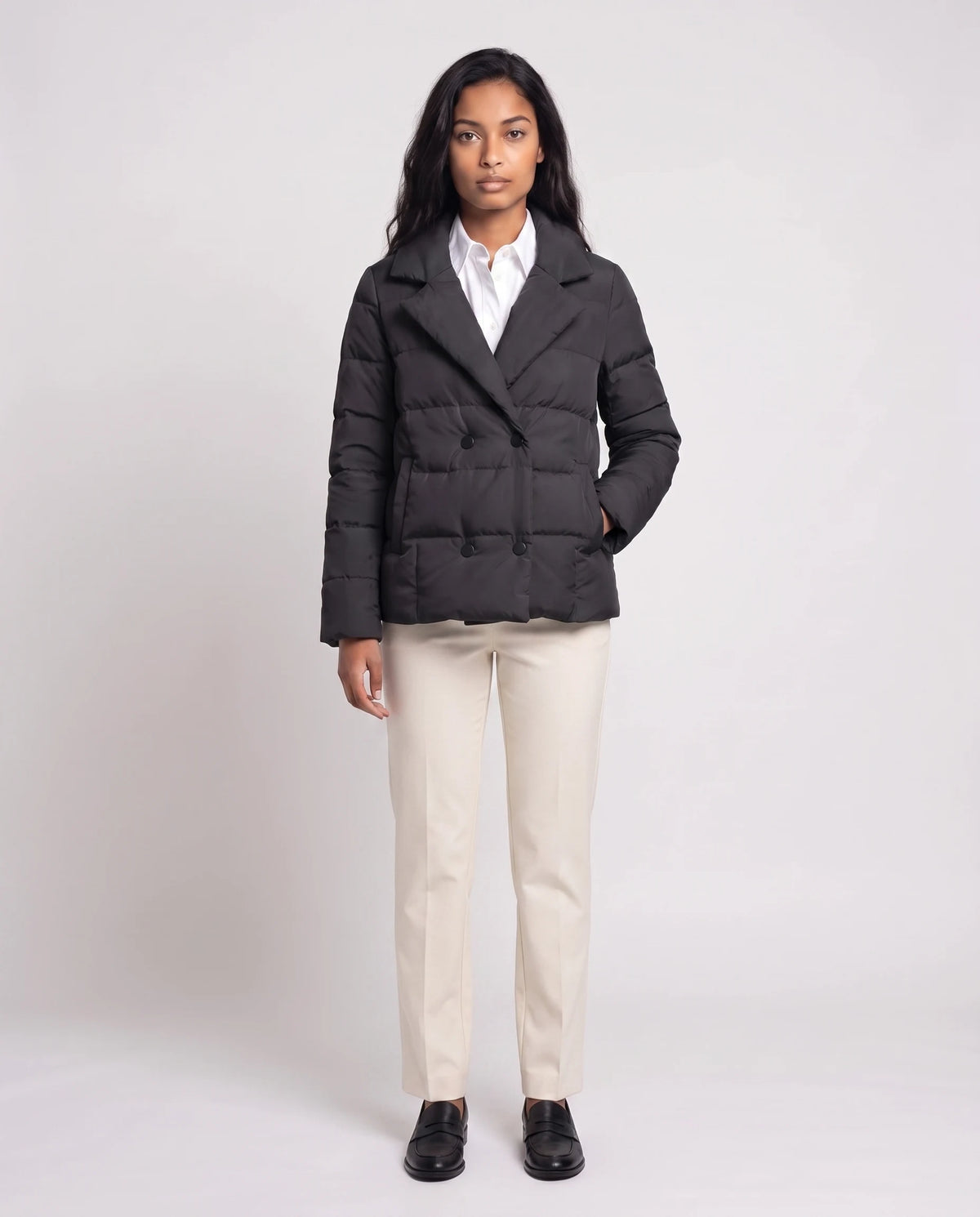 Veste matelassée courte col tailleur Agnès en Noir, vue de face en pied, double boutonnage fermé