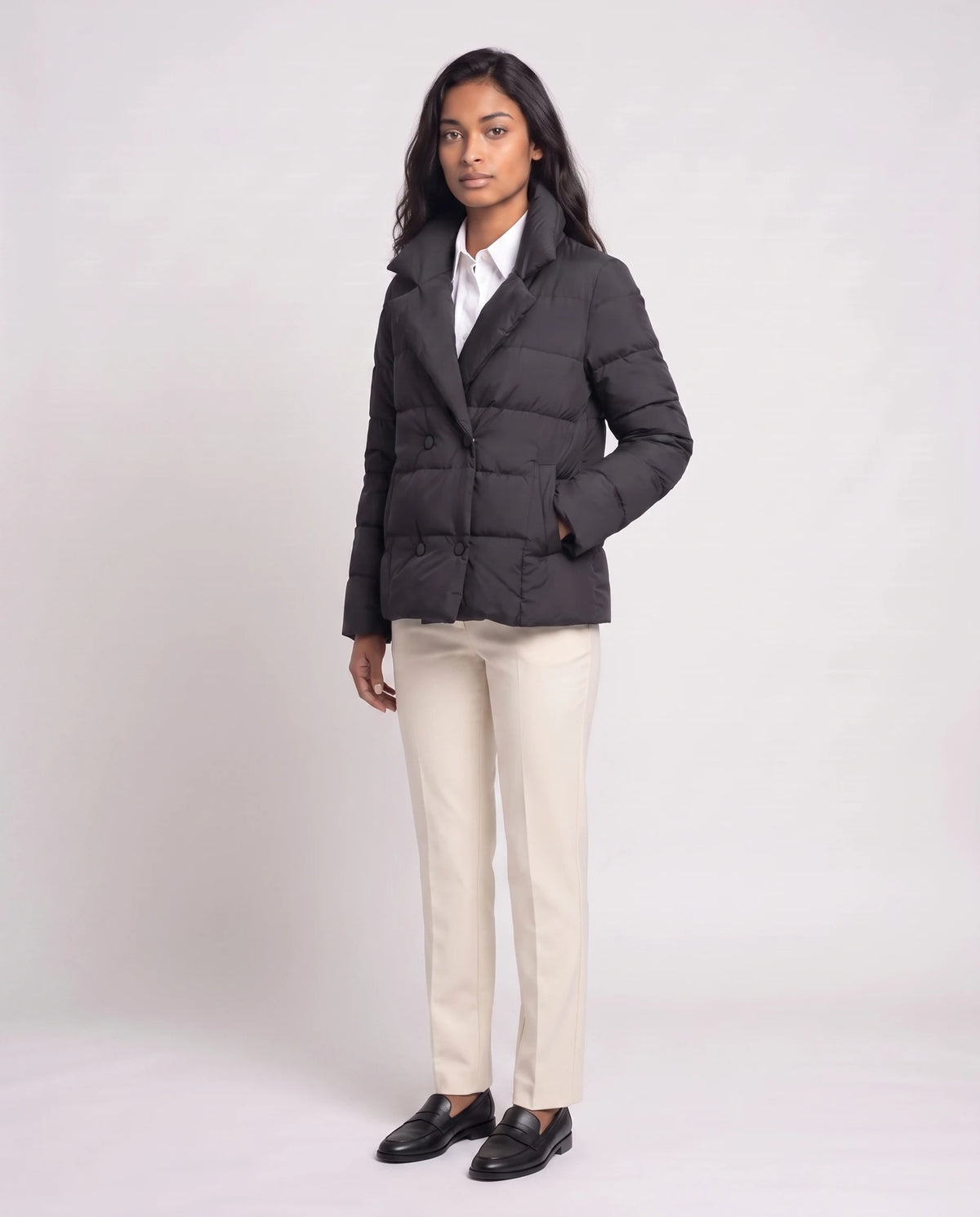 Veste matelassée courte col tailleur Agnès en Noir, vue de trois quarts, col relevé