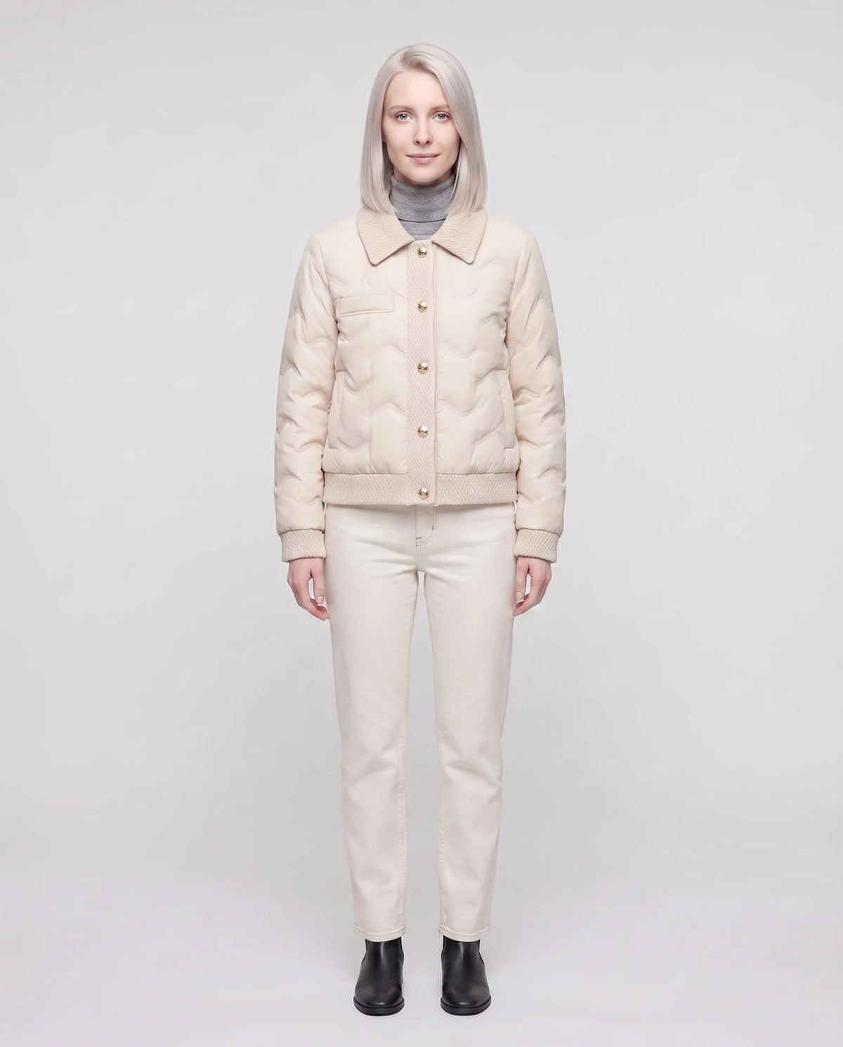 Veste matelassée courte col tricot Lucie en Crème, vue de face en pied, boutons dorés fermés