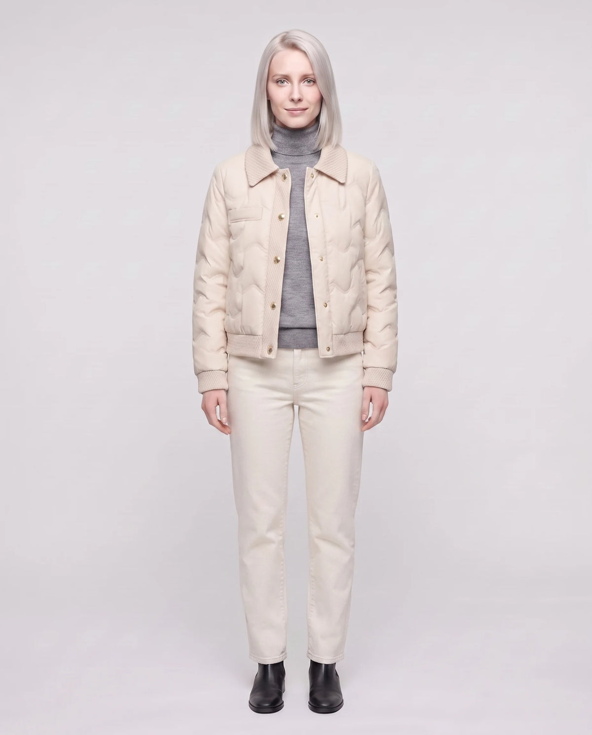 Veste matelassée courte col tricot Lucie en Crème, portée ouverte sur un col roulé gris chiné, doublure visible