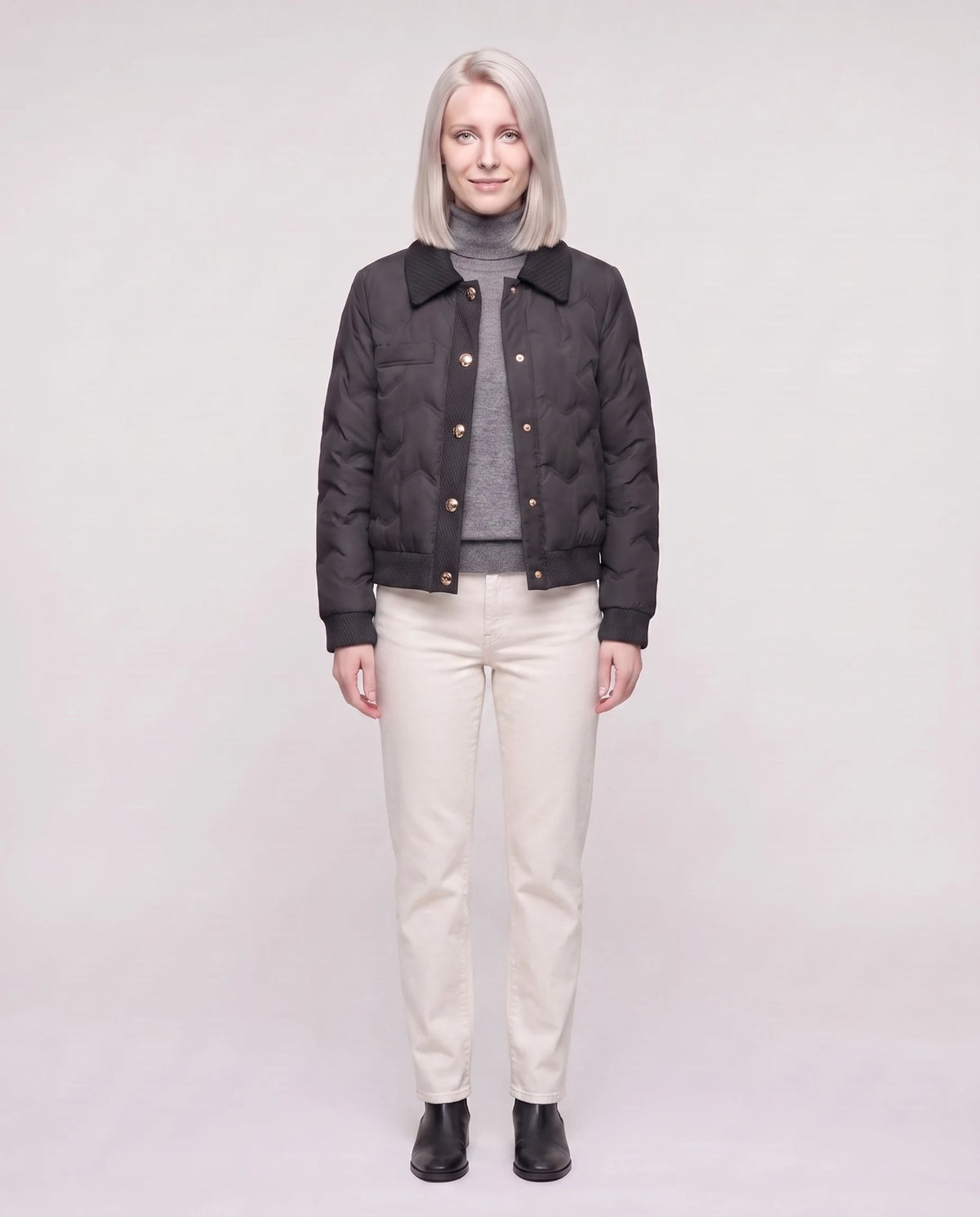 Veste matelassée courte col tricot Lucie en Noir, portée ouverte sur un col roulé gris chiné, doublure visible