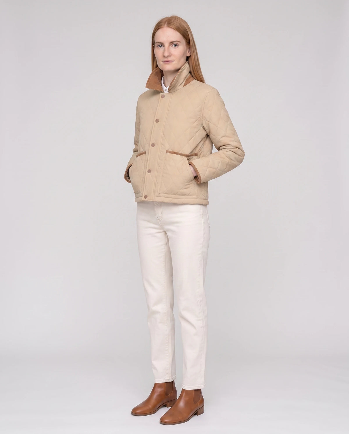 Veste matelassée courte à col velours côtelé Selma en Beige, vue de trois quarts, col velours relevé