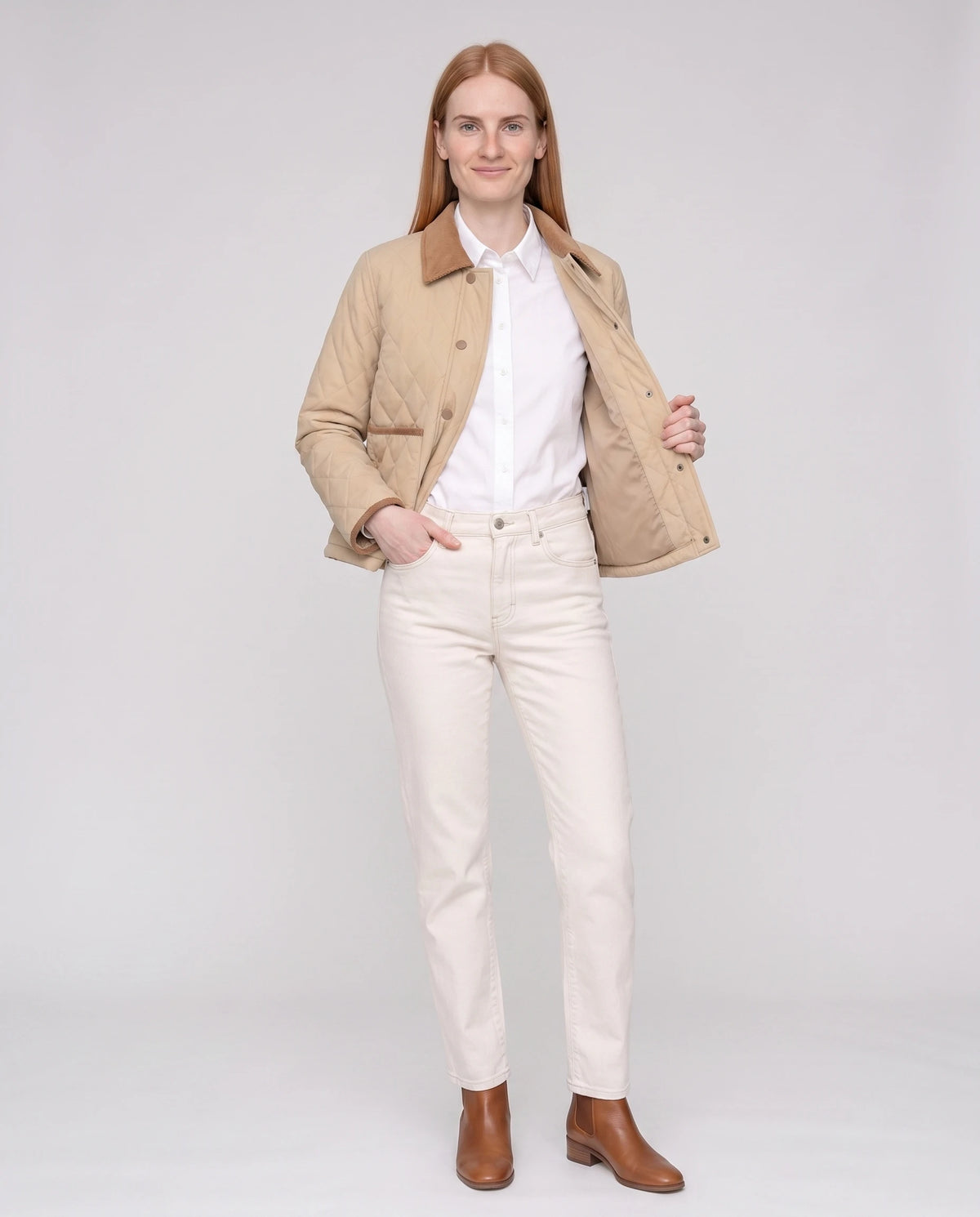 Veste matelassée courte à col velours côtelé Selma en Beige, portée ouverte sur une chemise blanche