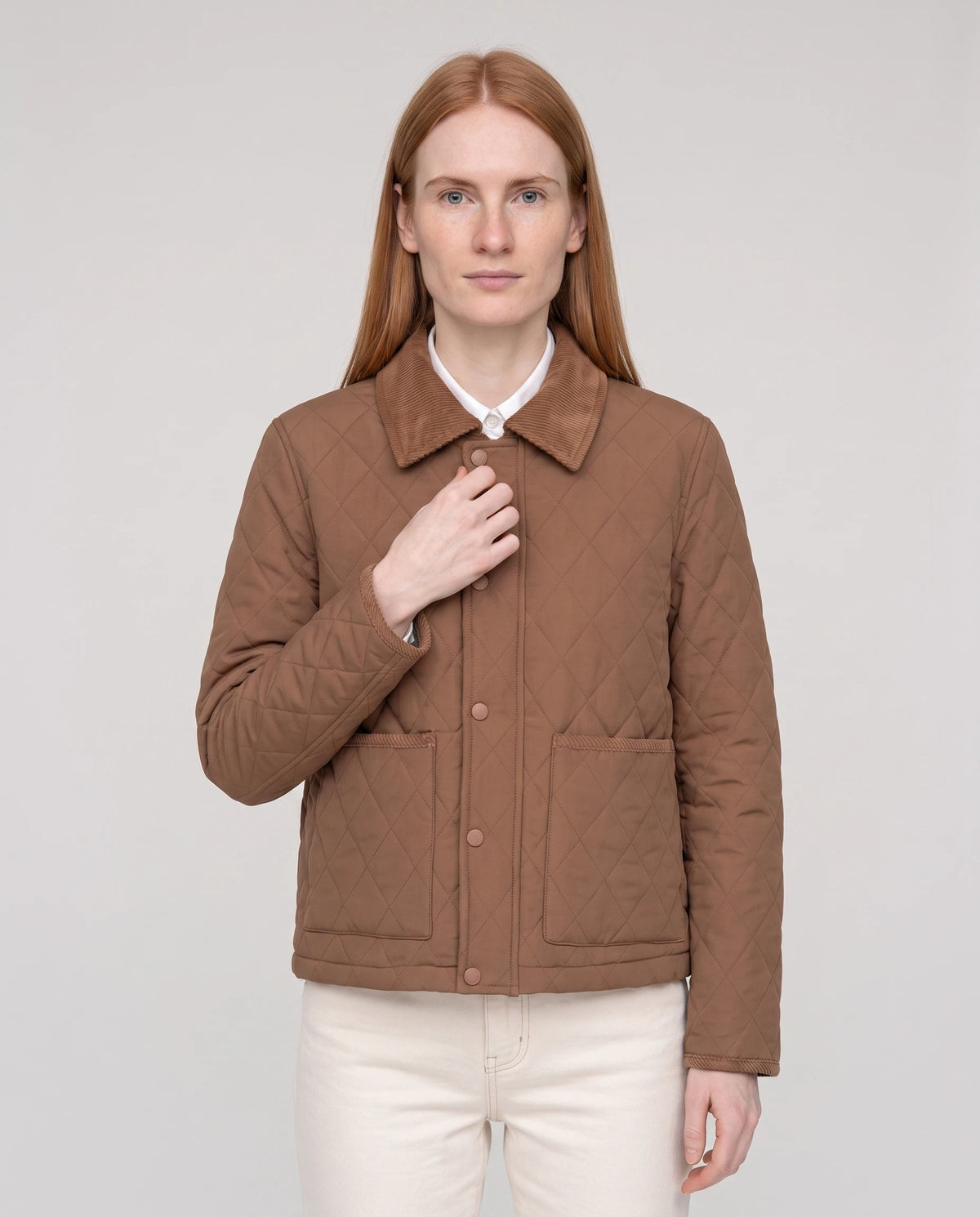 Kurze Steppjacke mit Cordkragen Selma in Schokolade, Nahaufnahme von vorn, geschlossen, Cordkragen