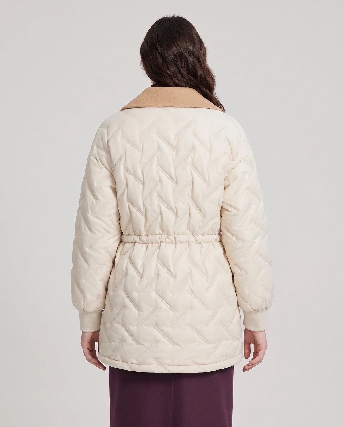 Veste matelassée mi-longue à grand col tailleur Géraldine en Écru, vue de dos, matelassage en chevrons et taille froncée