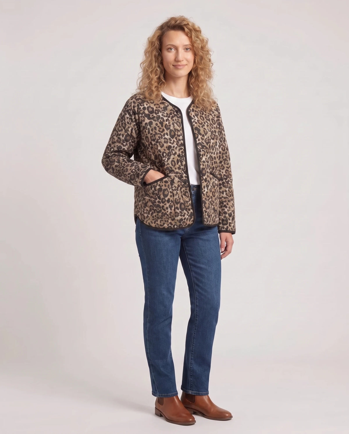 Gesteppte Jacke mit Leopardenmuster Fleur in Leopard, Dreiviertelansicht, Hände in den aufgesetzten Taschen
