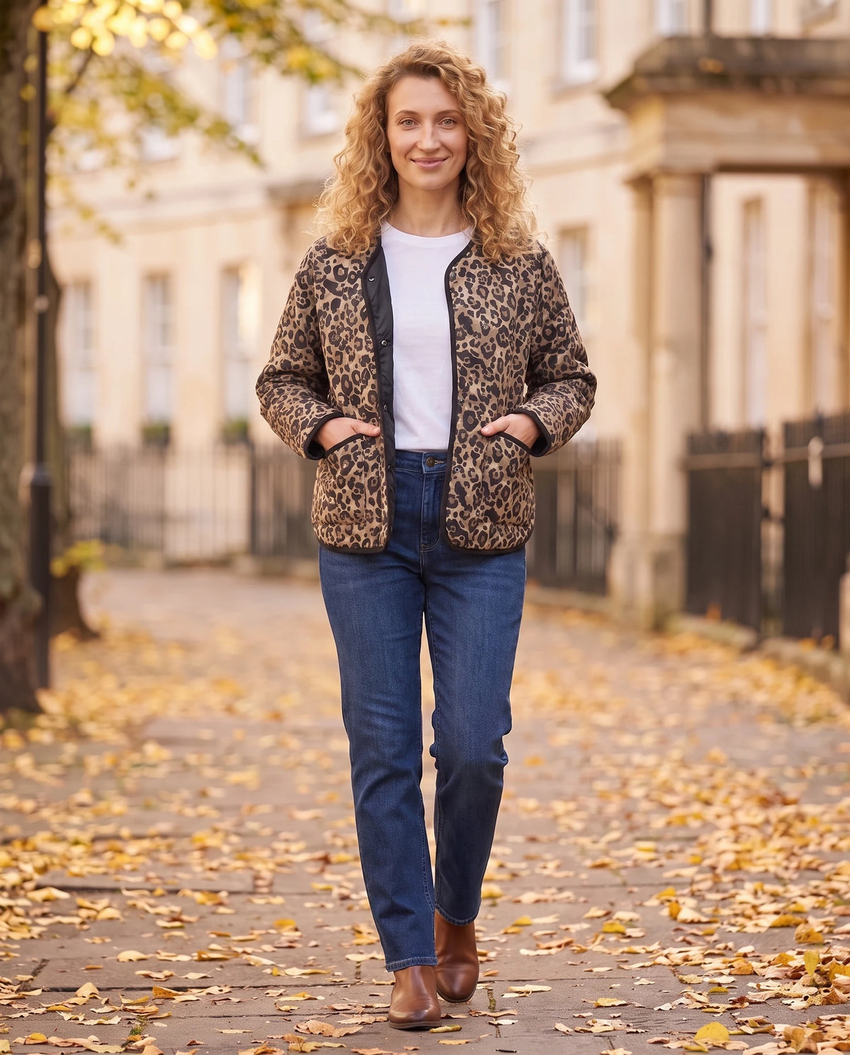 Gesteppte Jacke mit Leopardenmuster Fleur in Leopard, getragen auf einem baumgesäumten Gehweg im Herbst, offen getragen