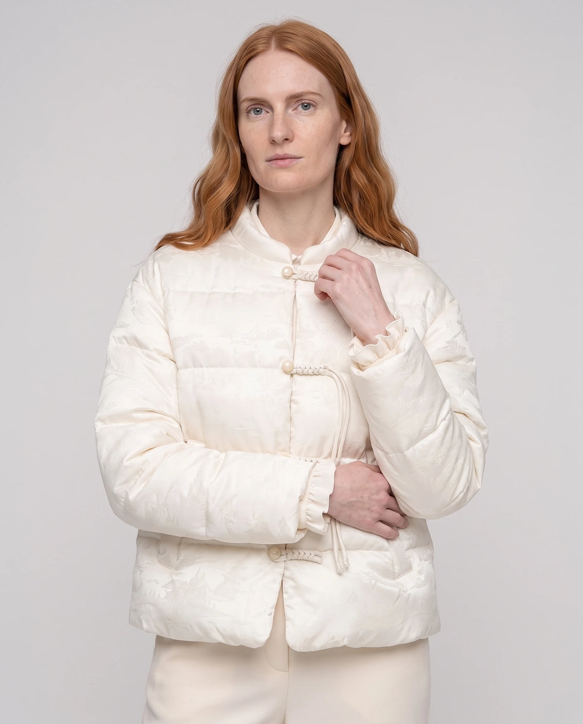 Veste matelassée jacquard à brandebourgs et col officier Dahlia écru, plan rapproché de face, fermée