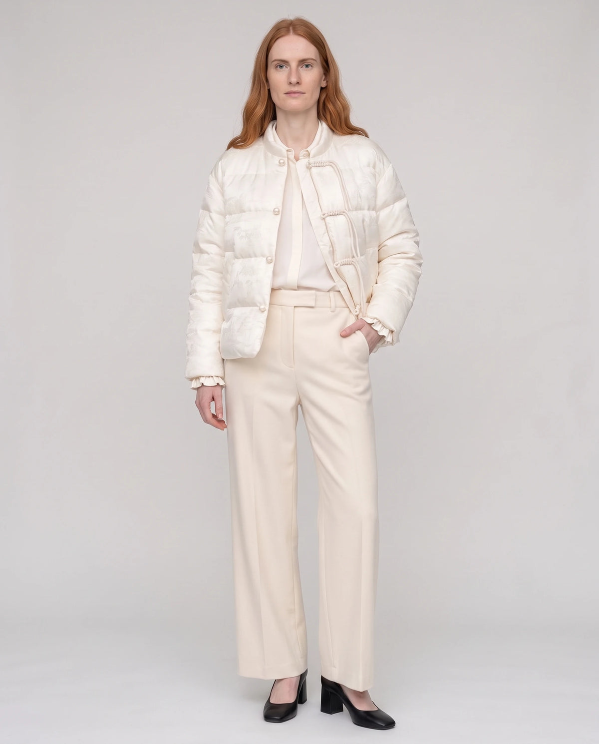 Veste matelassée jacquard à brandebourgs et col officier Dahlia écru, portée ouverte sur un chemisier ivoire, plein pied