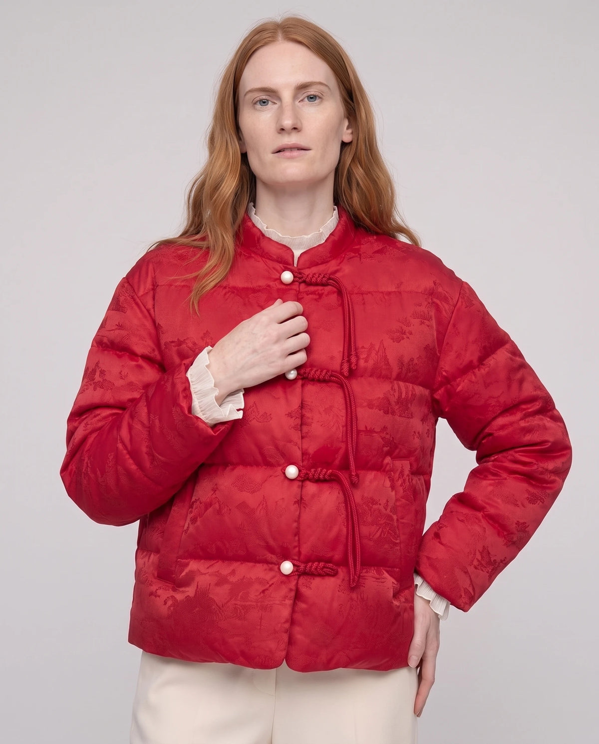 Veste matelassée jacquard à brandebourgs et col officier Dahlia rouge profond, plan rapproché de trois quarts, fermée