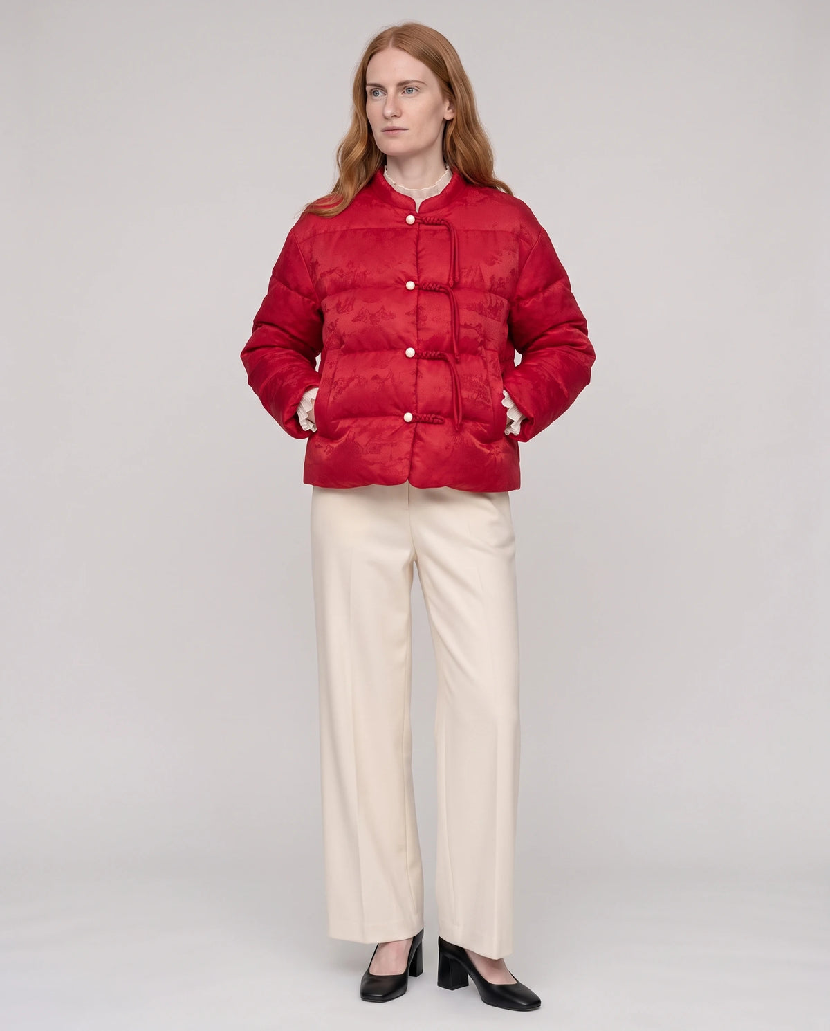 Veste matelassée jacquard à brandebourgs et col officier Dahlia rouge profond, plein pied de face, mains dans les poches