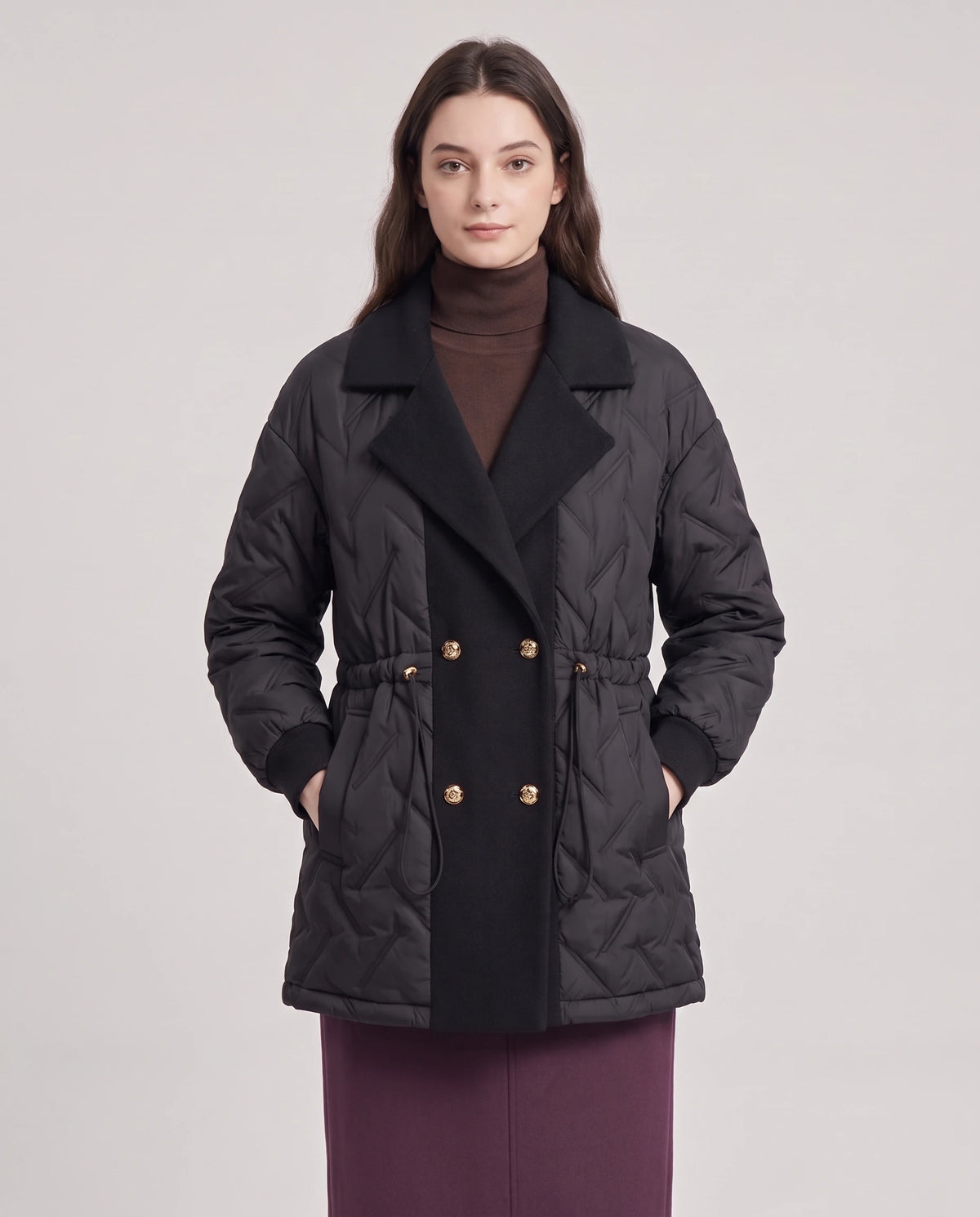 Veste matelassée mi-longue à grand col tailleur Géraldine en Noir, plan rapproché, mains dans les poches plaquées