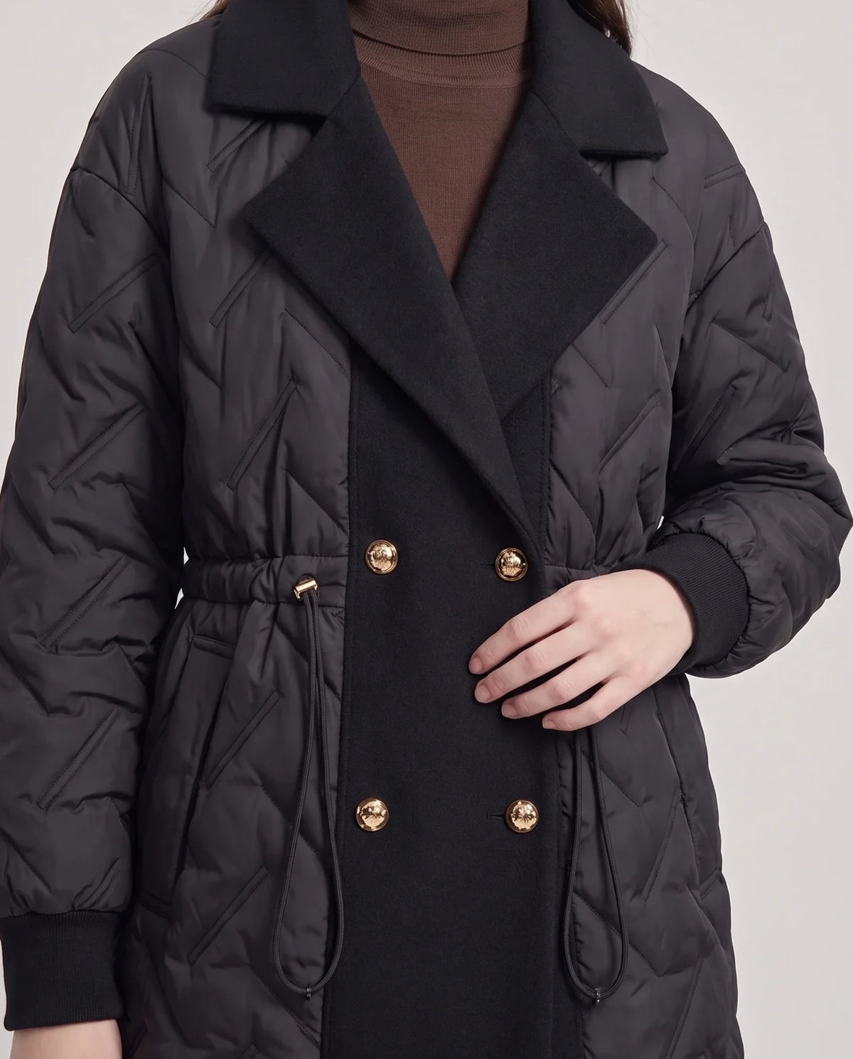 Veste matelassée mi-longue à grand col tailleur Géraldine en Noir, gros plan sur le col en drap et les boutons dorés